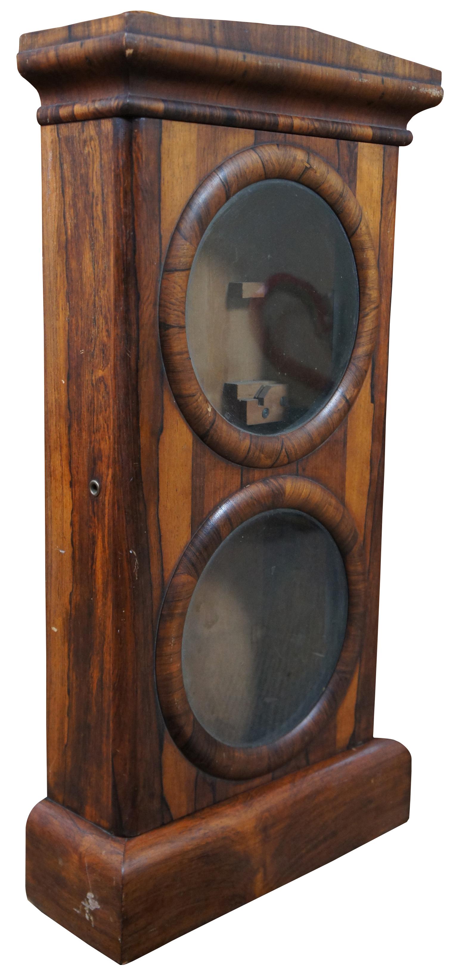 Ein außergewöhnliches und seltenes Gehäuse im Bundesstil für eine Seth Thomas Kalenderuhr Modell No 2 oder No 3. Hergestellt im letzten Viertel des 19. Jahrhunderts. Maße: 27