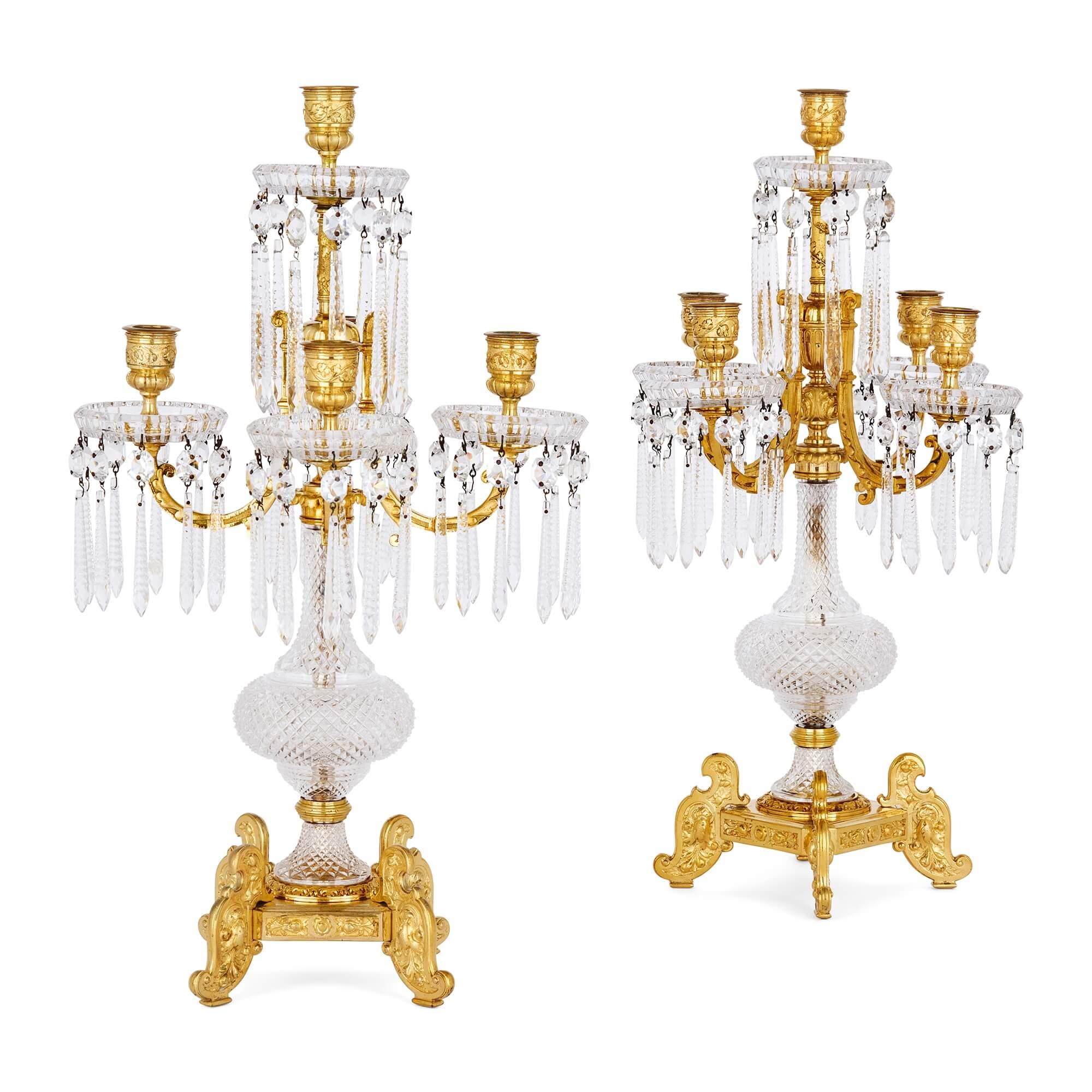 Antiguo centro de mesa de siete piezas de cristal y ormolu de Baccarat
Francés, principios del siglo XX 
Bol grande: Alto 32 cm, ancho 54 cm, fondo 27 cm
Candelabro: altura 52 cm, anchura 30 cm, profundidad 30 cm

Compuesta por siete piezas, esta