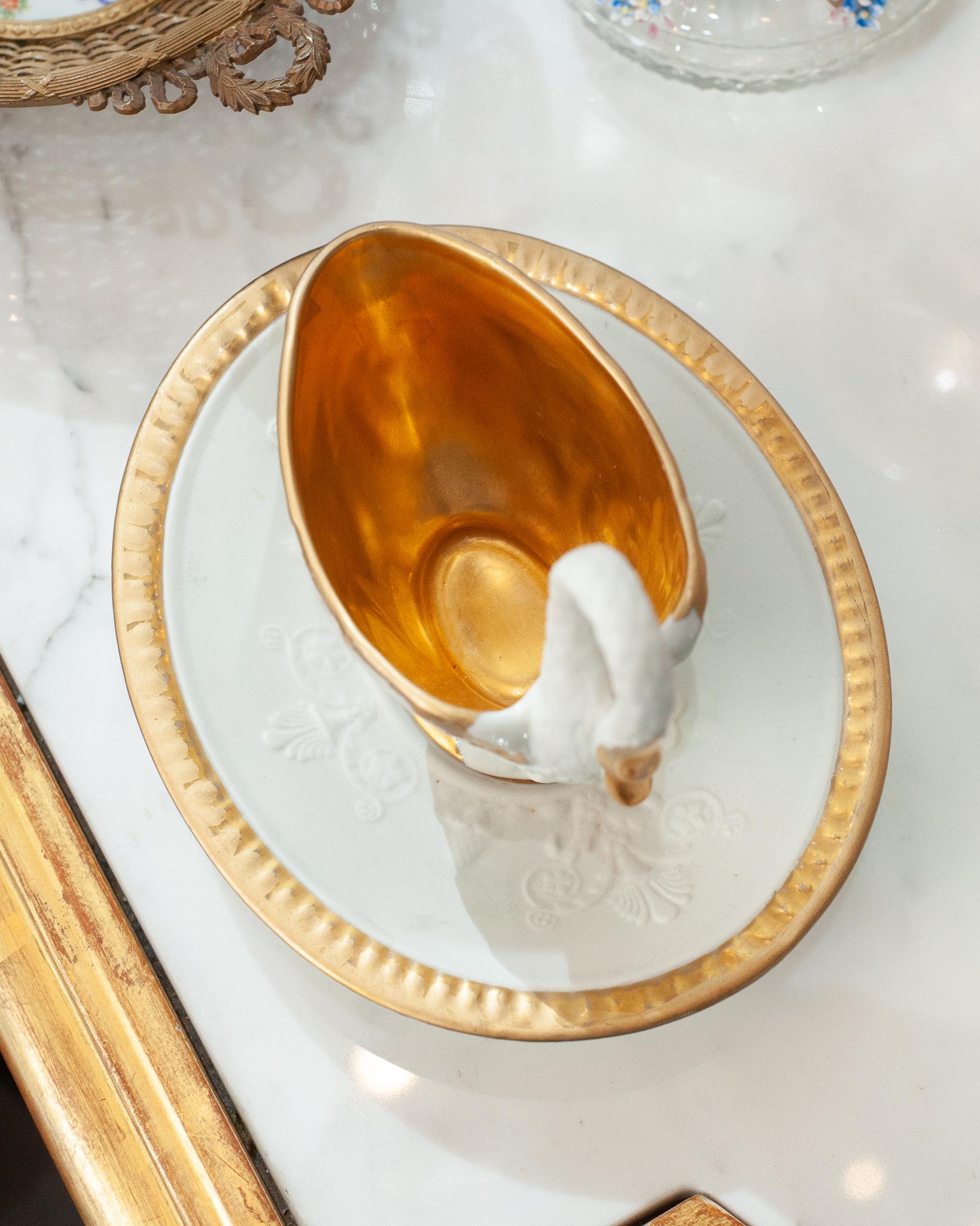 Français Antique Swan en porcelaine de Sèvres, saucière et sous-plat à dorure en vente