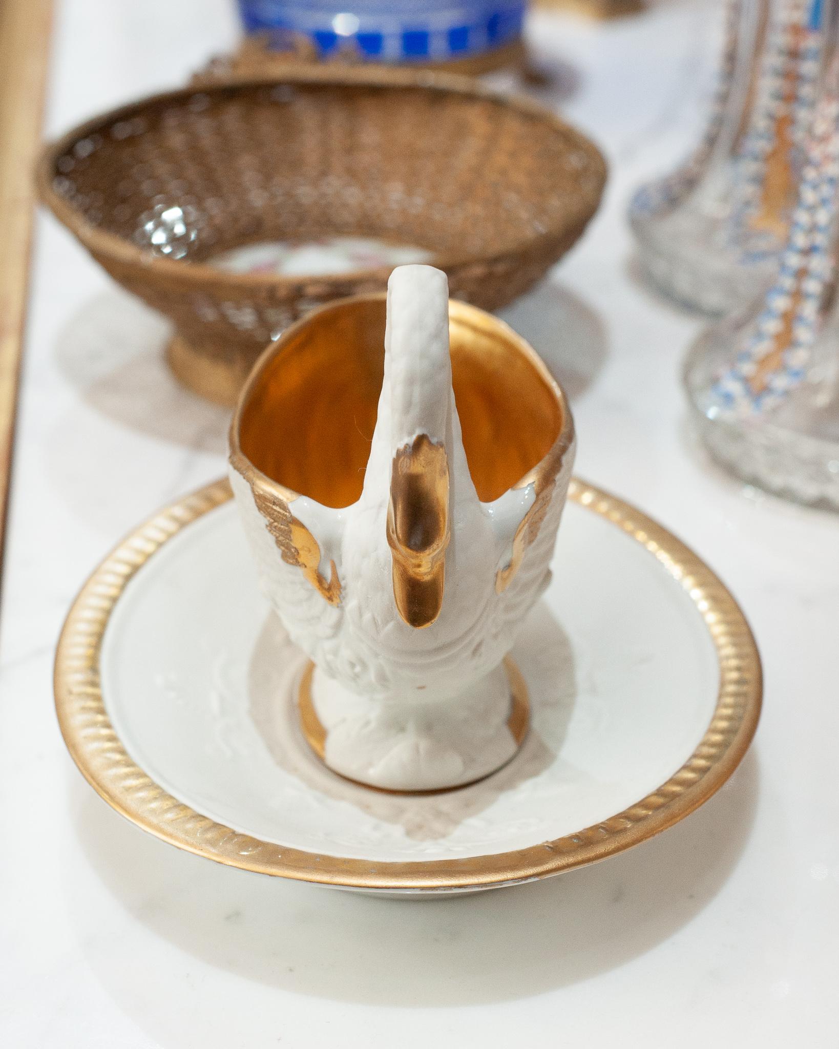 Doré Antique Swan en porcelaine de Sèvres, saucière et sous-plat à dorure en vente