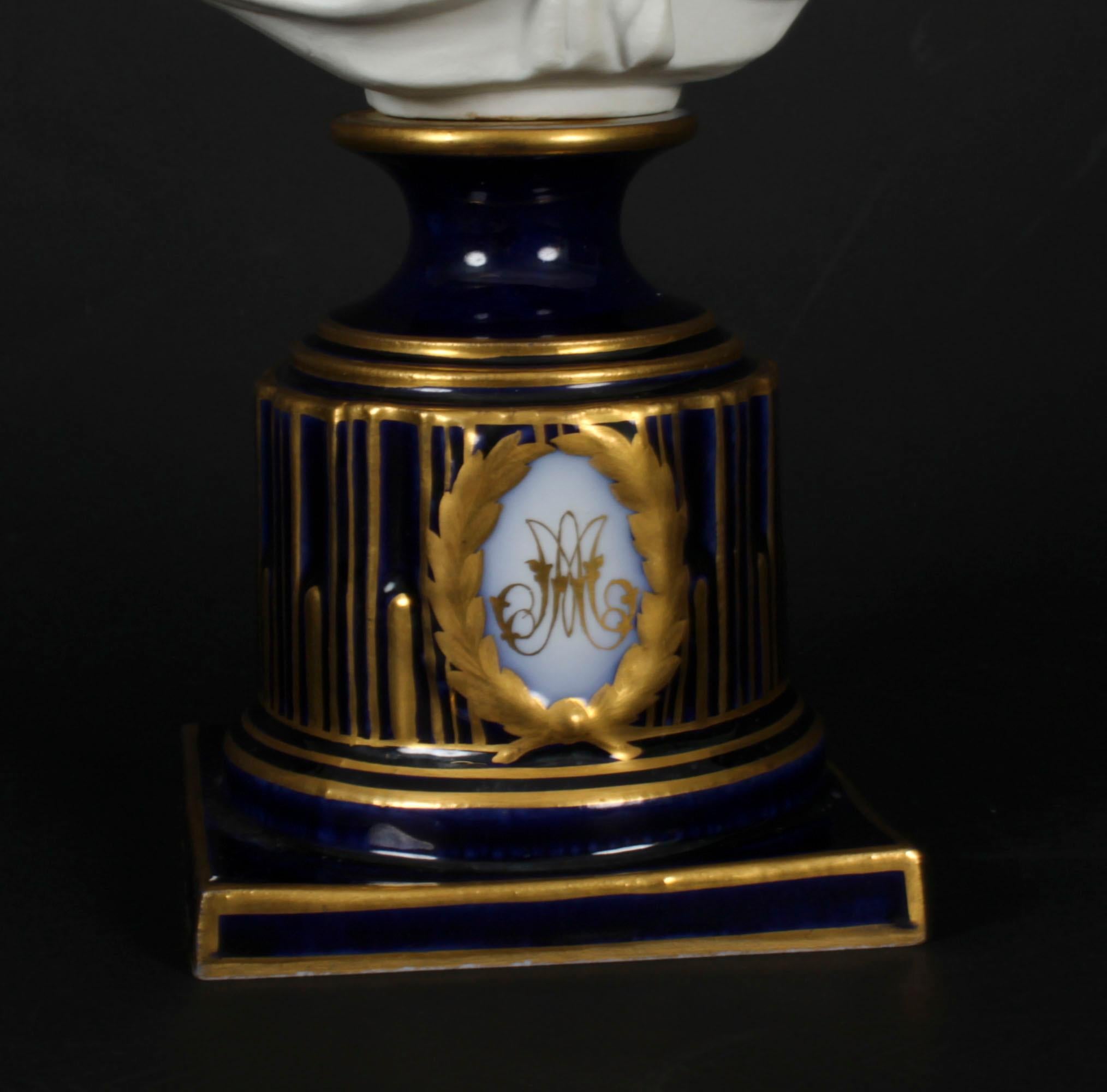Buste ancien en porcelaine bisque de Sèvres Marie Antoinette 19ème siècle en vente 4