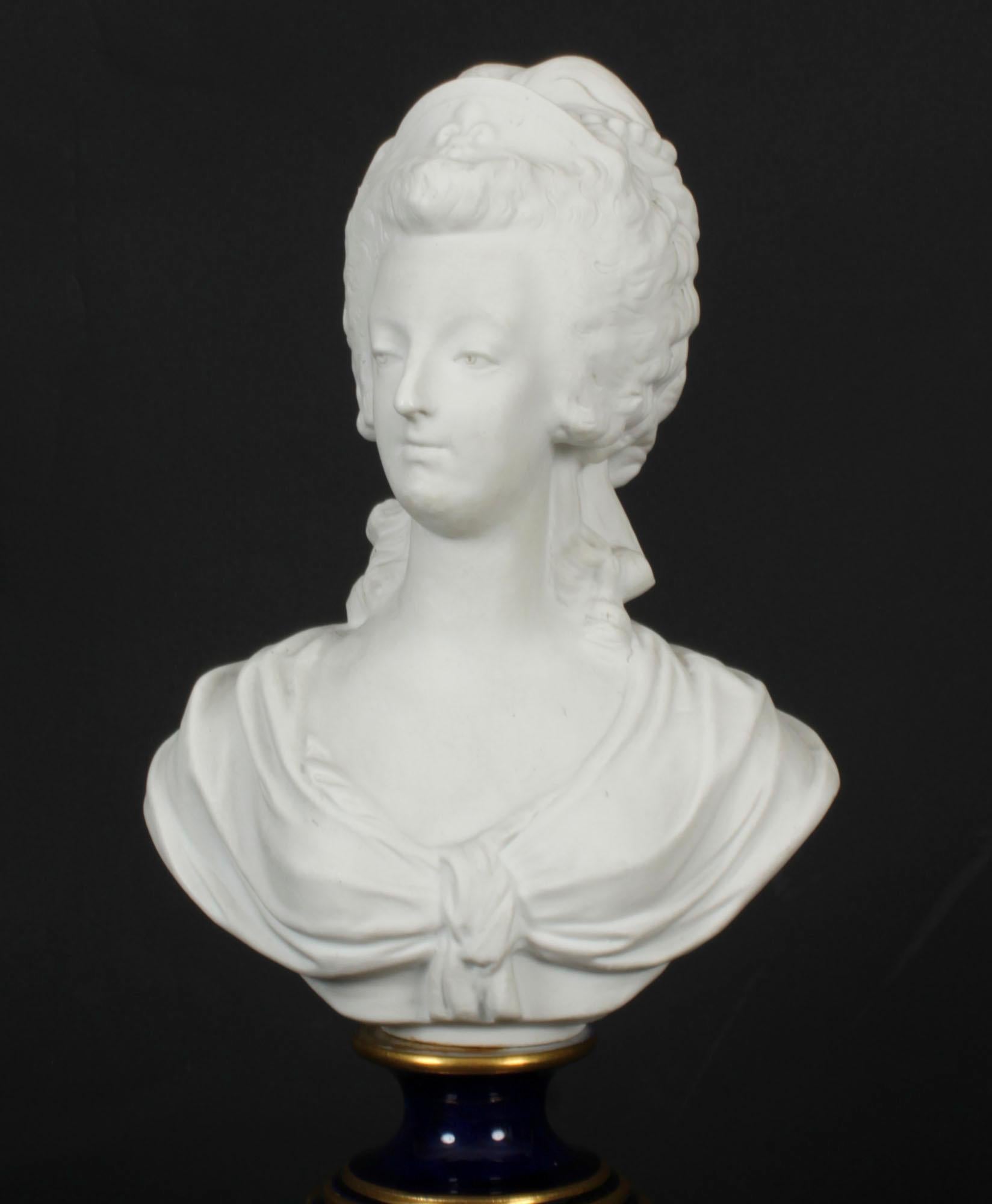 Si tratta di un favoloso busto decorativo antico in porcellana di bisquit di Sevres di Marie Antoinette risalente all'inizio del XIX secolo e recante la cifra reale di Sèvres a L intrecciata dipinta in blu con una M all'interno delle classiche due L