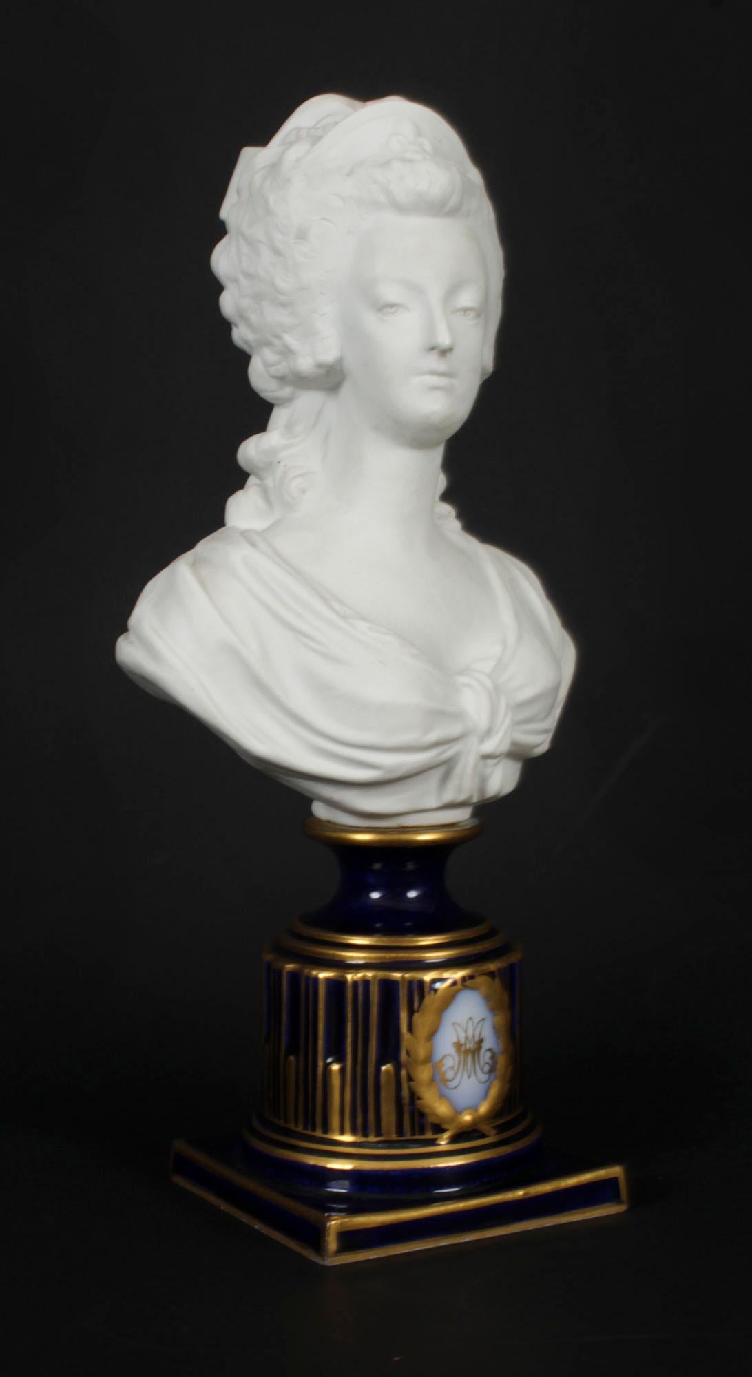 Antique Sevres Bisque Porcelain Bust Marie Antoinette 19th Century In Good Condition For Sale In London, GB
