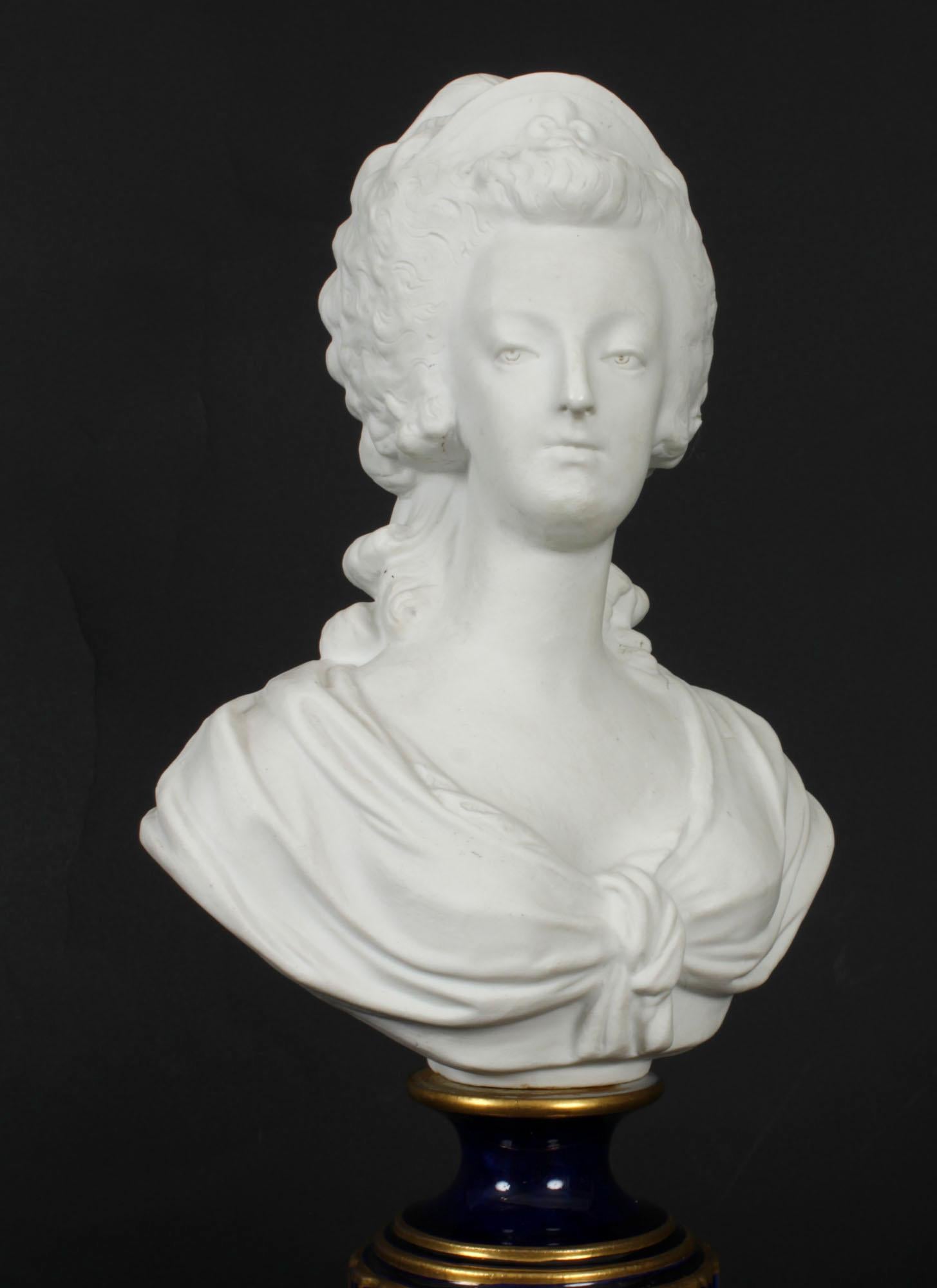 Porcelaine Buste ancien en porcelaine bisque de Sèvres Marie Antoinette 19ème siècle en vente
