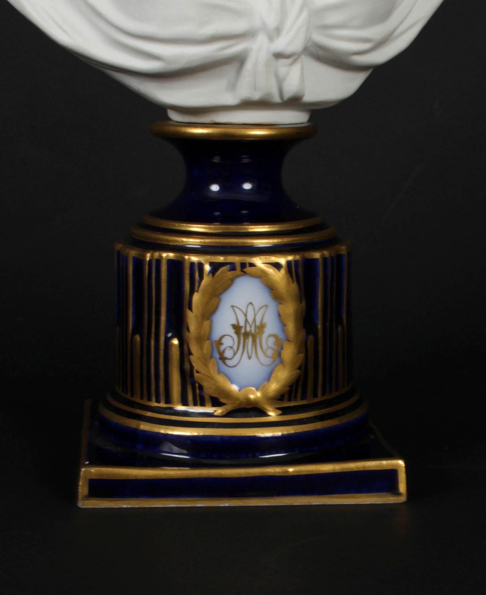 Buste ancien en porcelaine bisque de Sèvres Marie Antoinette 19ème siècle en vente 3