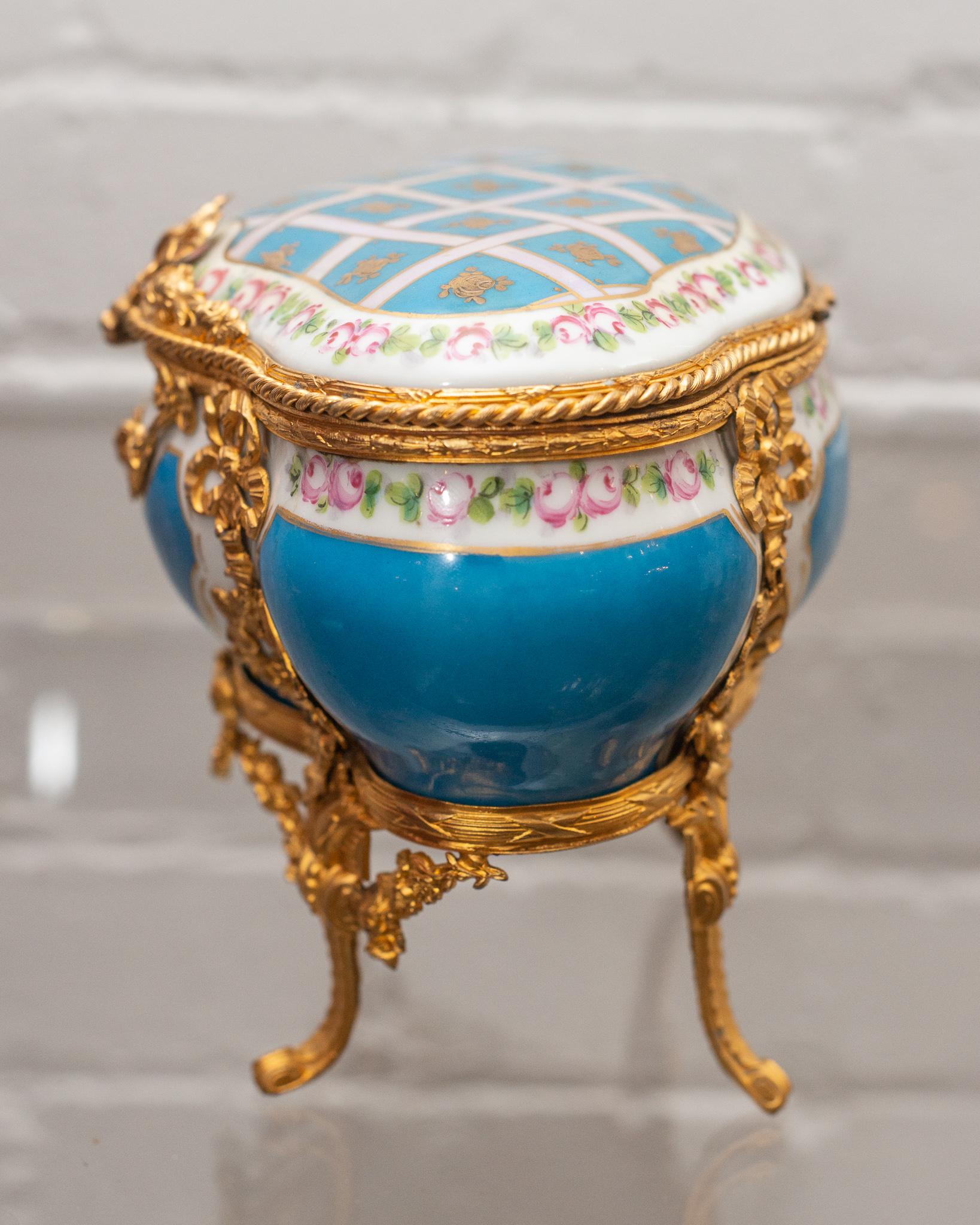 Français Coffret à bijoux ancien Sévres Bleu Celeste en porcelaine avec détails en bronze doré en vente