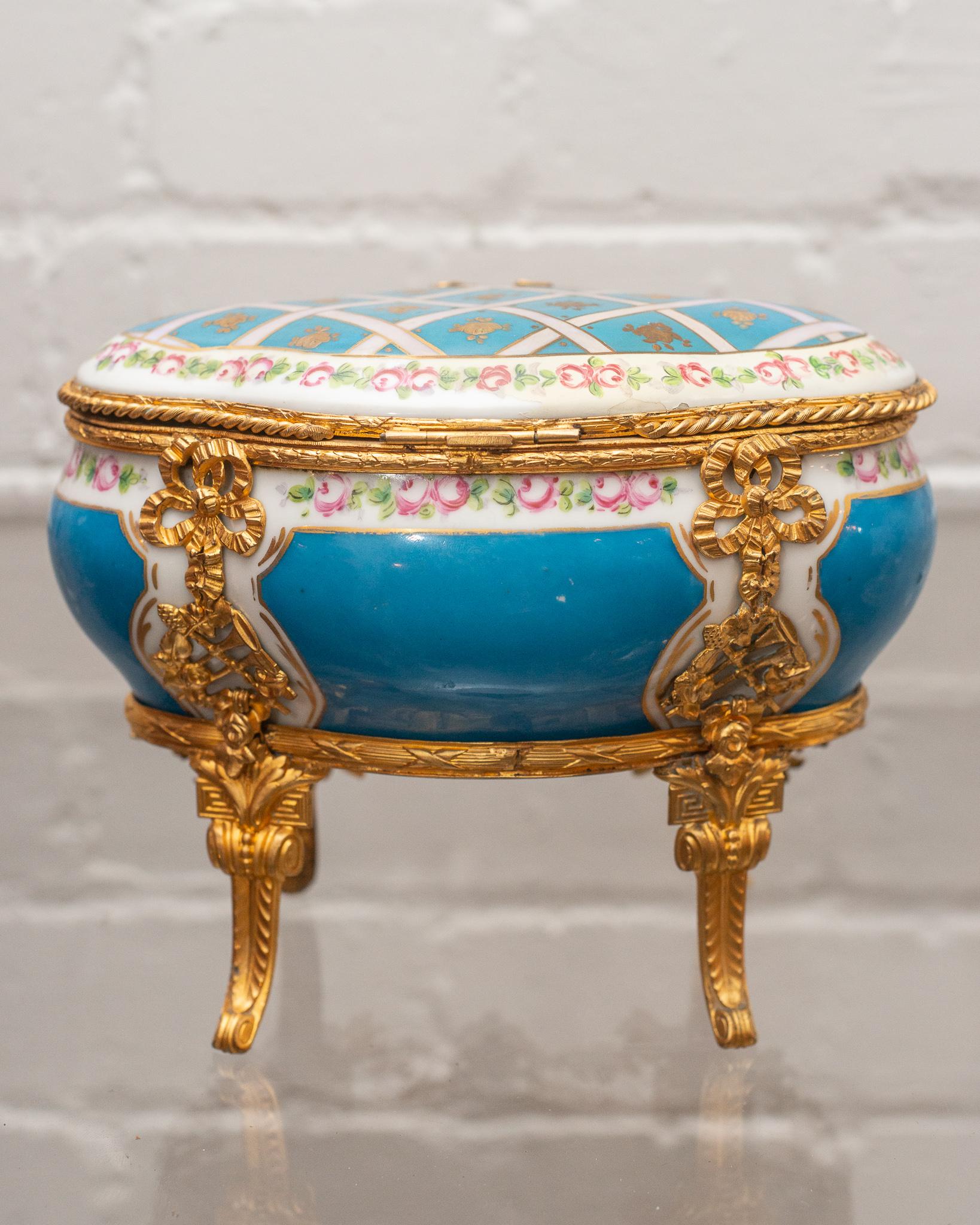 Peint à la main Coffret à bijoux ancien Sévres Bleu Celeste en porcelaine avec détails en bronze doré en vente