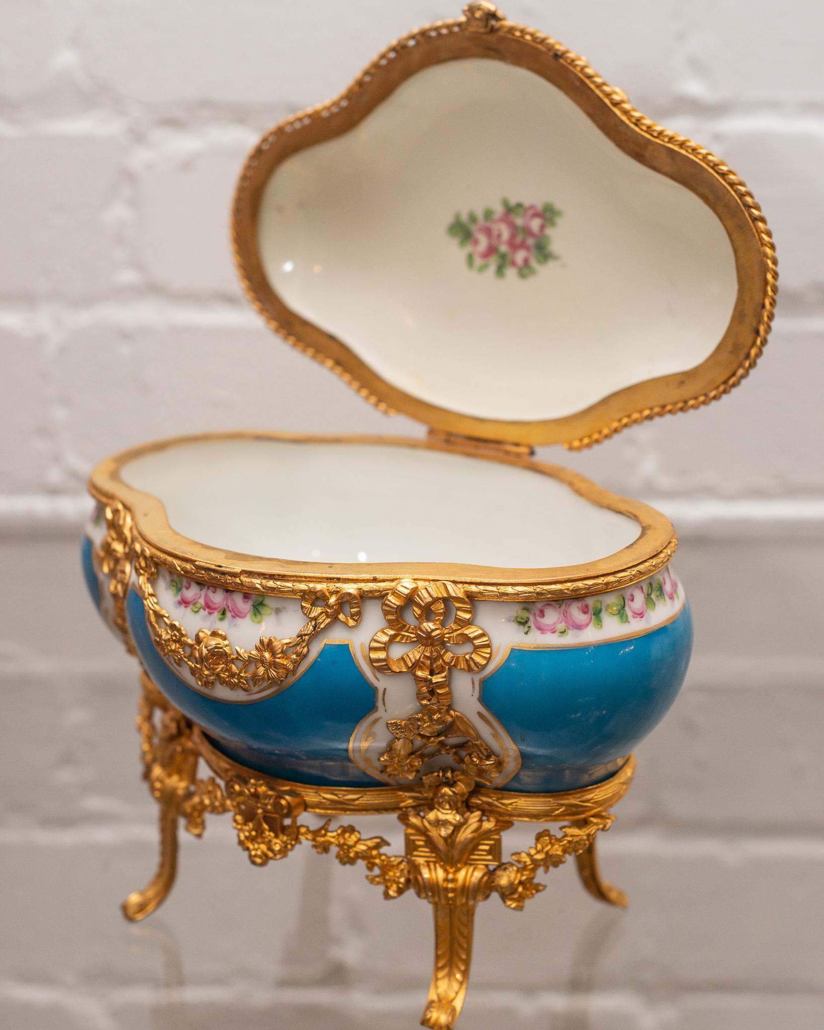 Coffret à bijoux ancien Sévres Bleu Celeste en porcelaine avec détails en bronze doré Bon état - En vente à Toronto, ON