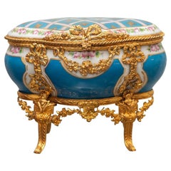 Antiguo Cofre para Joyas de Porcelana Sévres Bleu Celeste con Detalles de Oro Ormolu