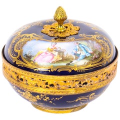 Antique pot-pourri et couvercle en porcelaine Bleu Royale de Sèvres estampillé 1846