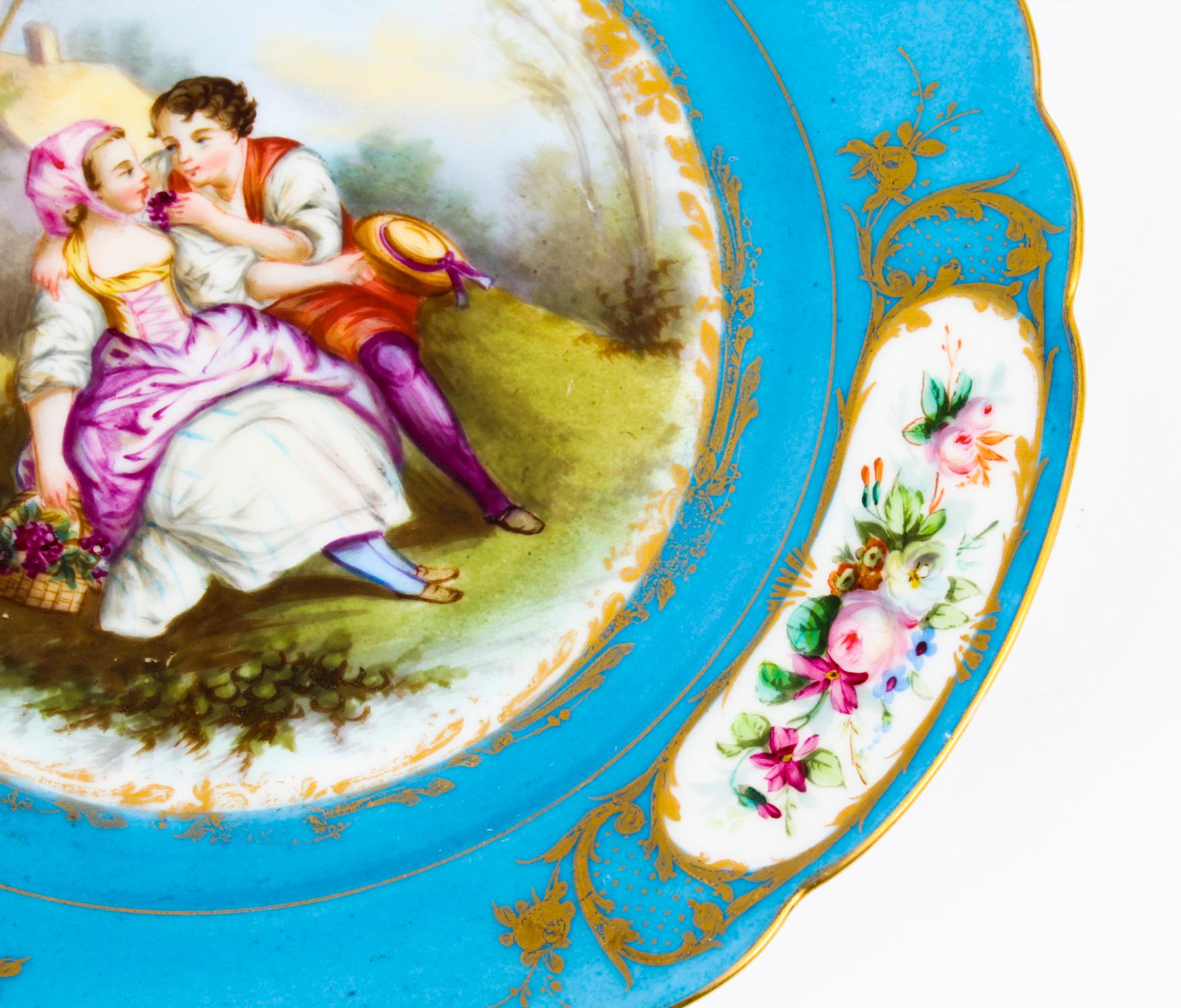 Porcelaine Ancienne assiette en porcelaine bleu céleste de Sèvres, 19ème siècle
