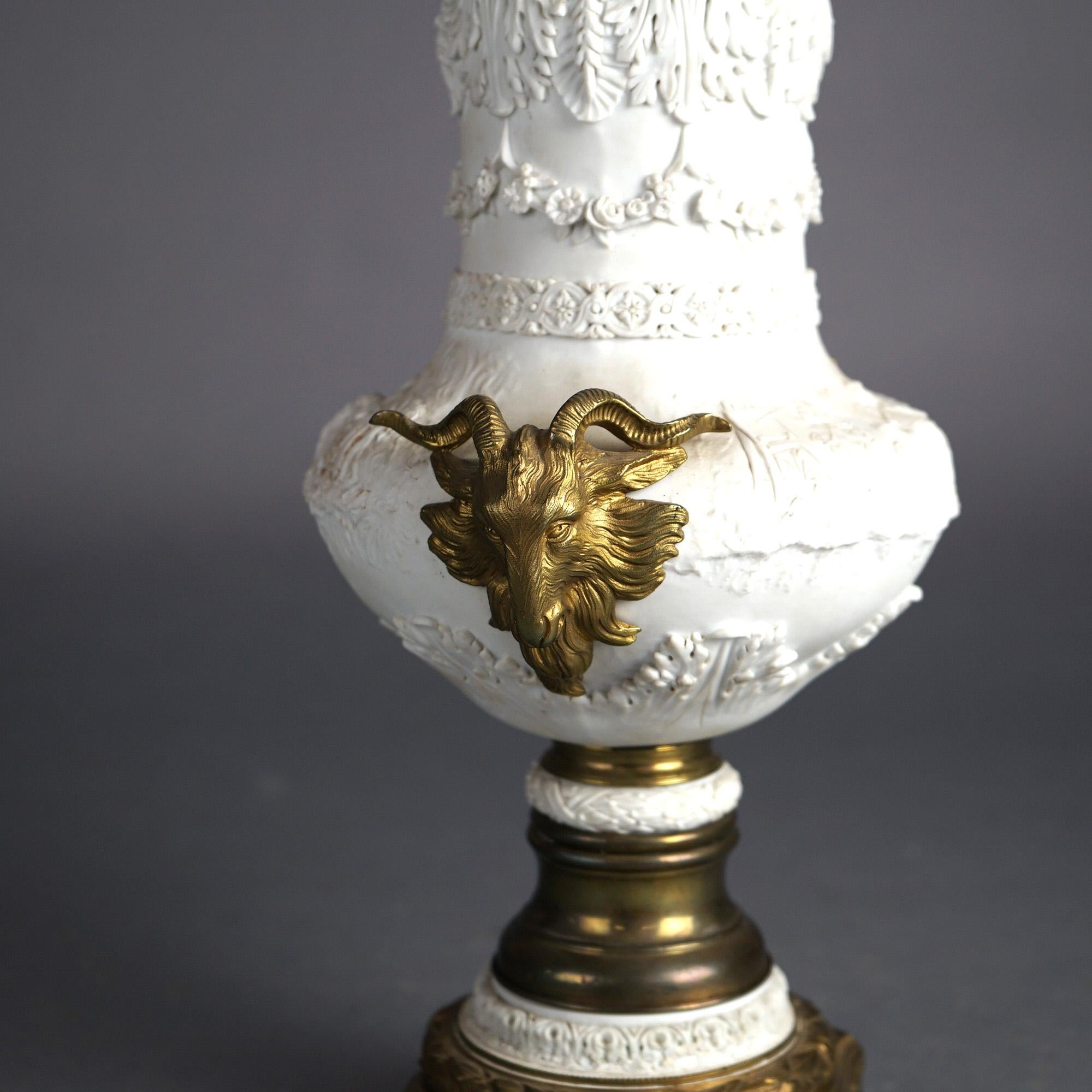 Antike französische Sèvres Figural neoklassischen Cherubi der Künste Bisque Urne mit Bronze Satyr Halterungen C1890

Maße: 19,5''H x 8,5''B x 7''D
