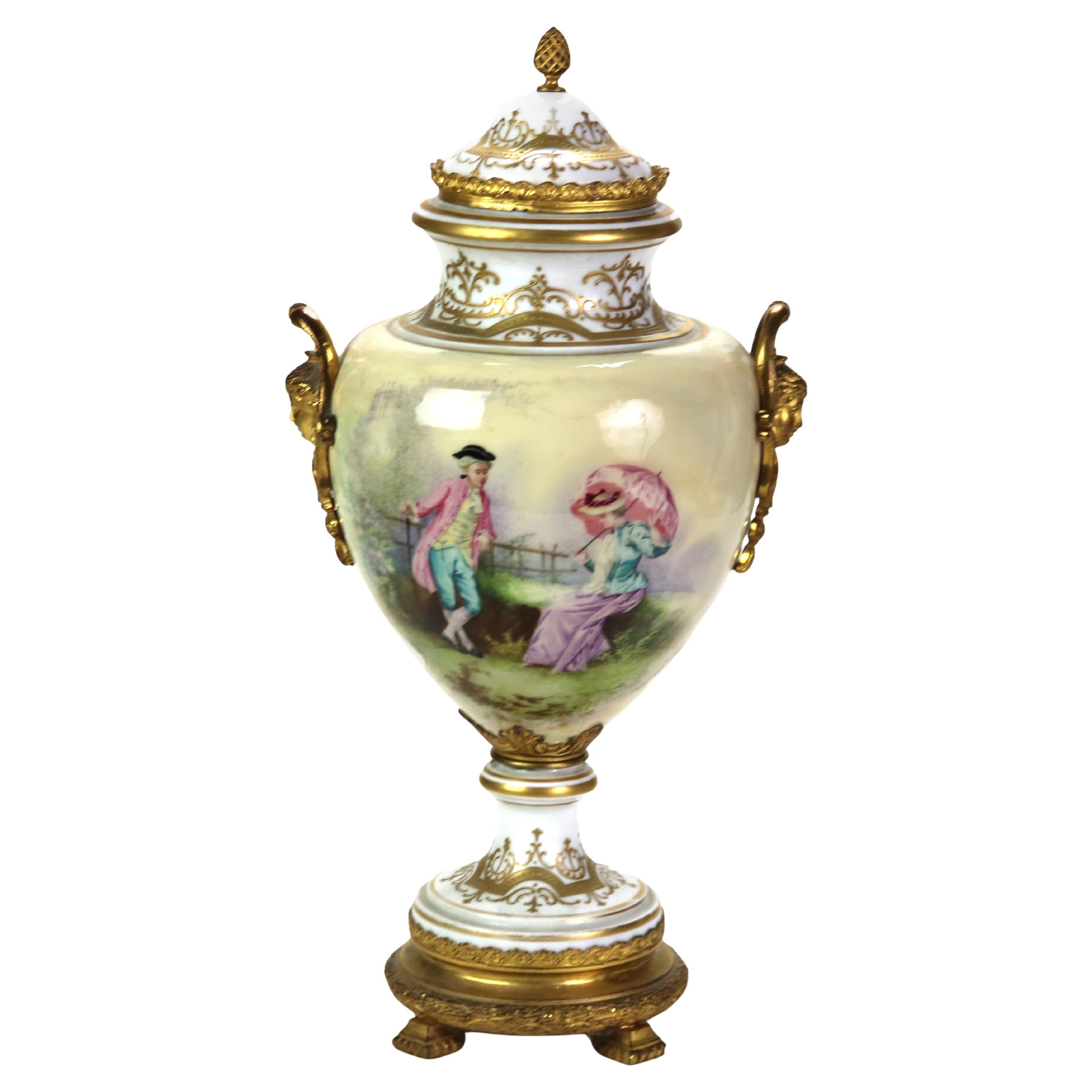 Antica urna in porcellana di Sèvres dorata e ormeggiata con coperchio firmata C1890