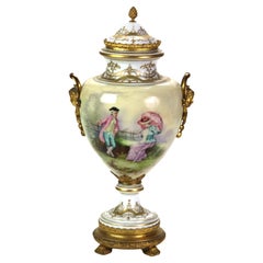 Antica urna in porcellana di Sèvres dorata e ormeggiata con coperchio firmata C1890