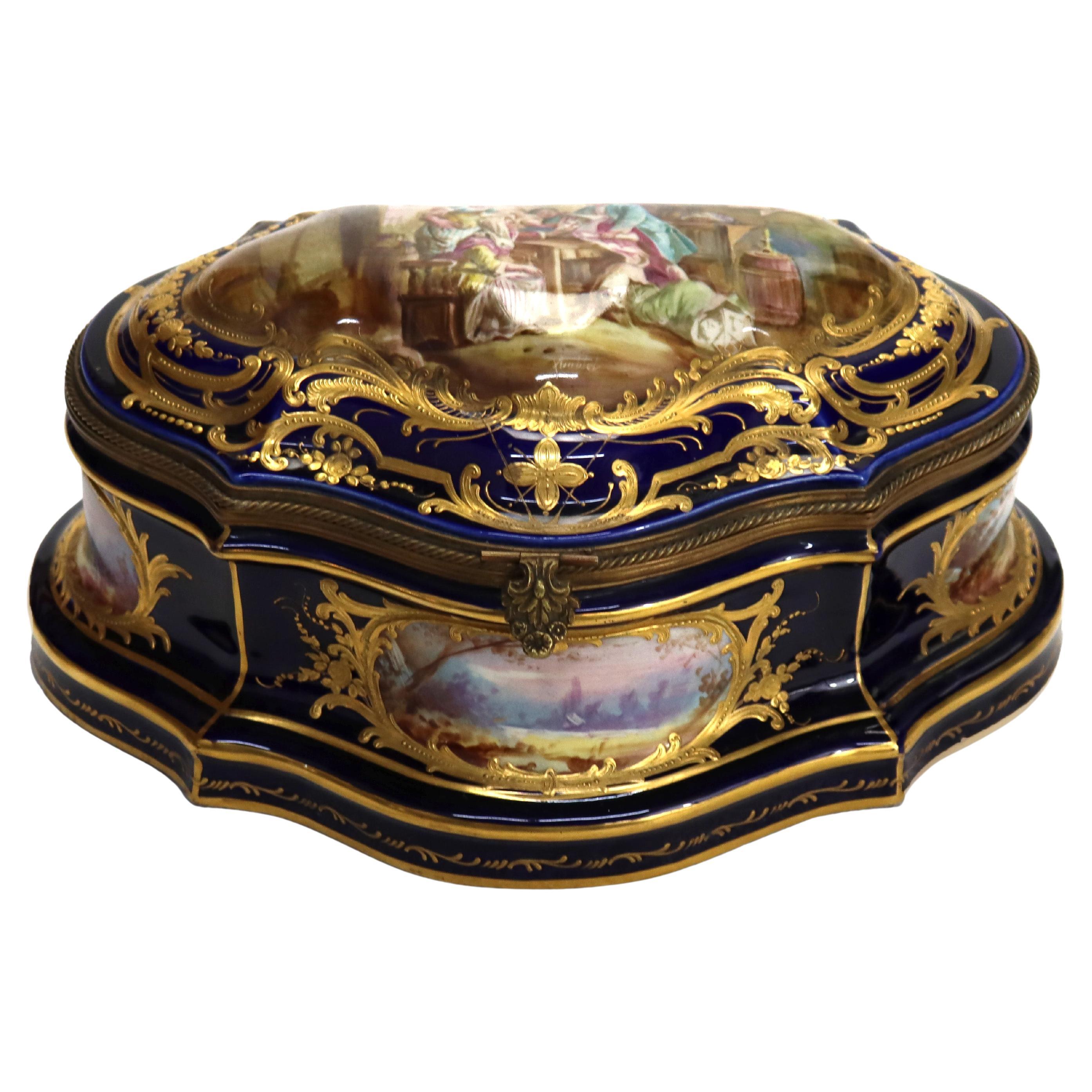 Große antike Sèvres vergoldet & Königsblau Scenic Porcelain Dresser Box mit Genre-Szene, signiert C1880.   
Maße - 5 