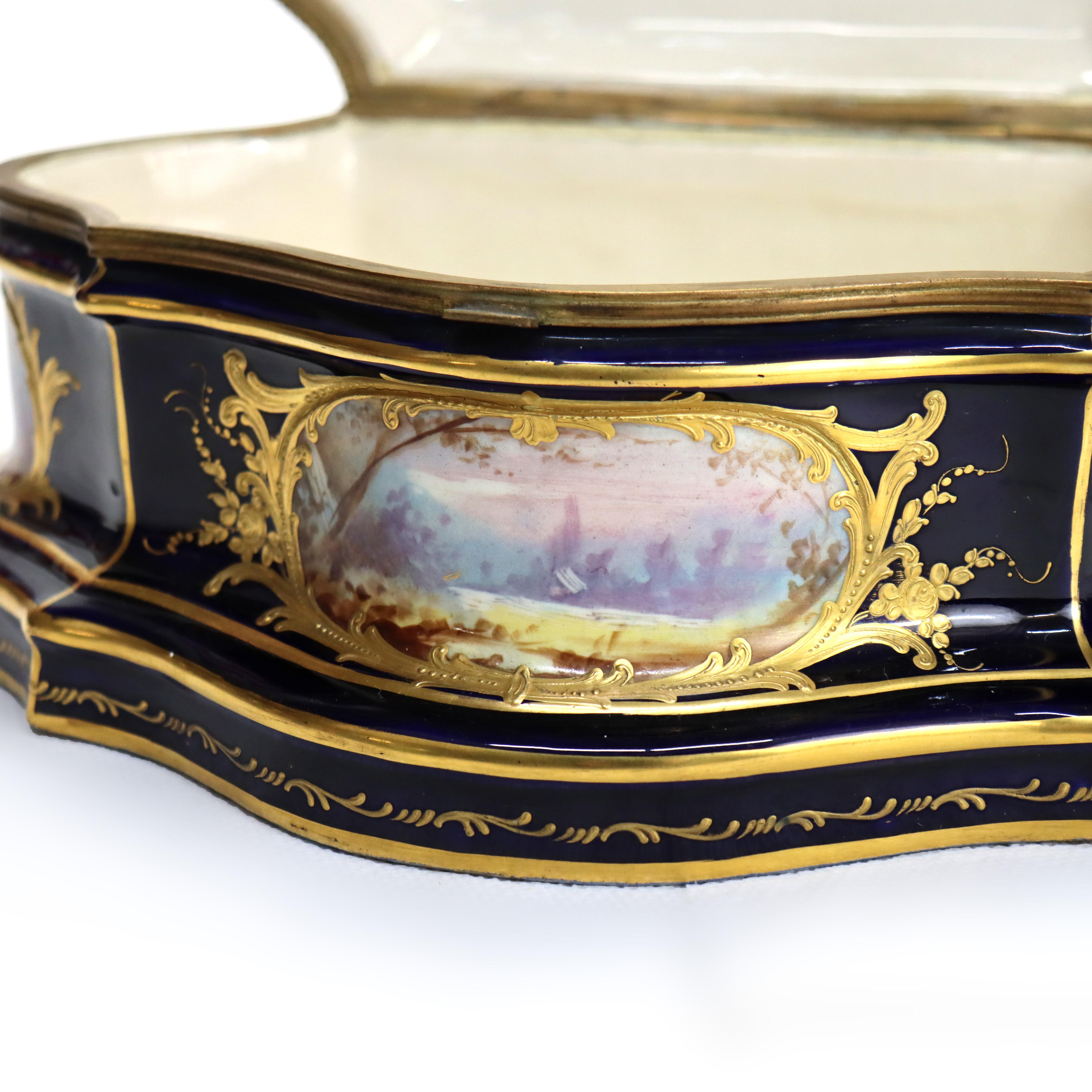Antike Sevres-Kommodenschachtel aus vergoldetem und königsblauem Porzellan mit Genre-Szene, um 1880 im Angebot 1