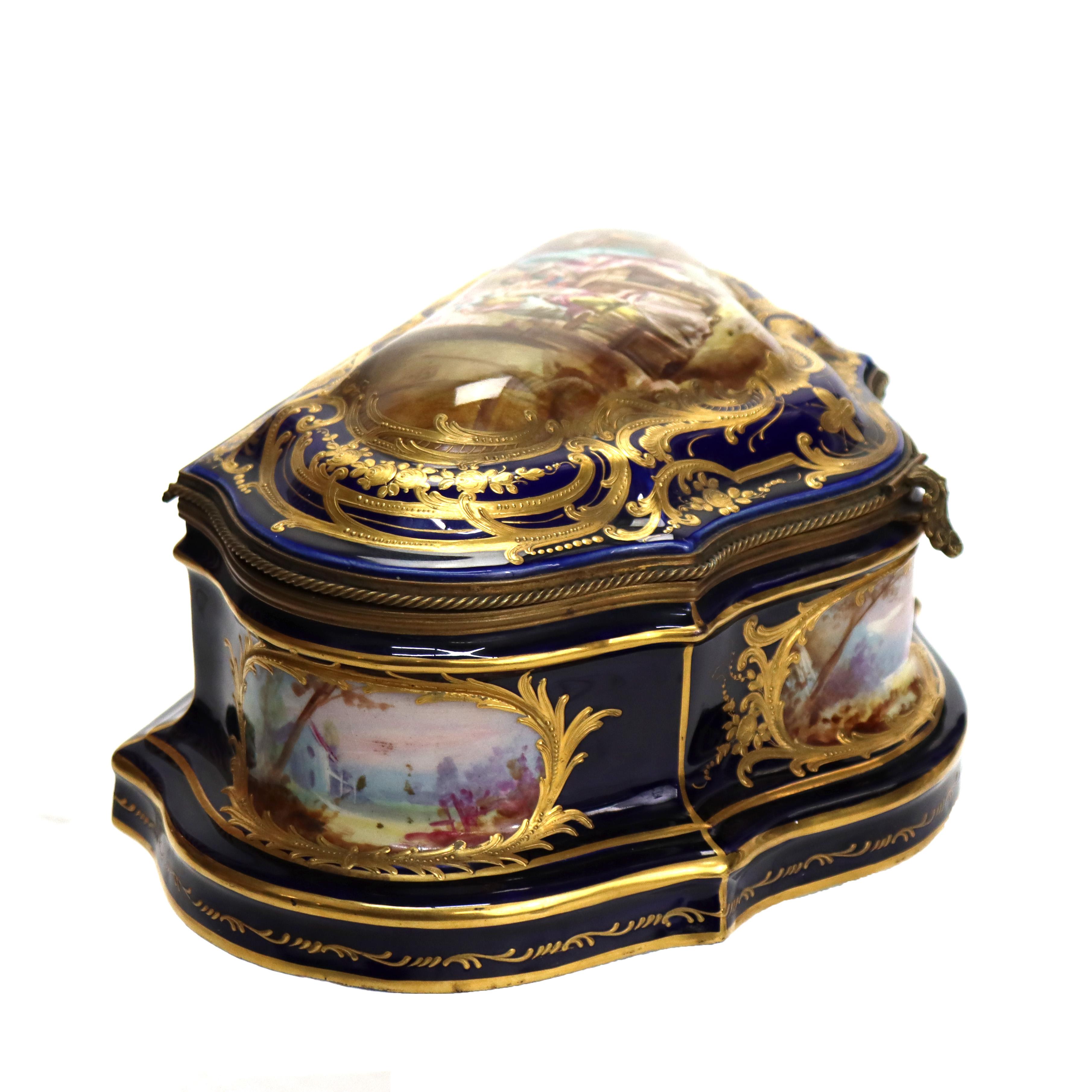 Antike Sevres-Kommodenschachtel aus vergoldetem und königsblauem Porzellan mit Genre-Szene, um 1880 im Angebot 2