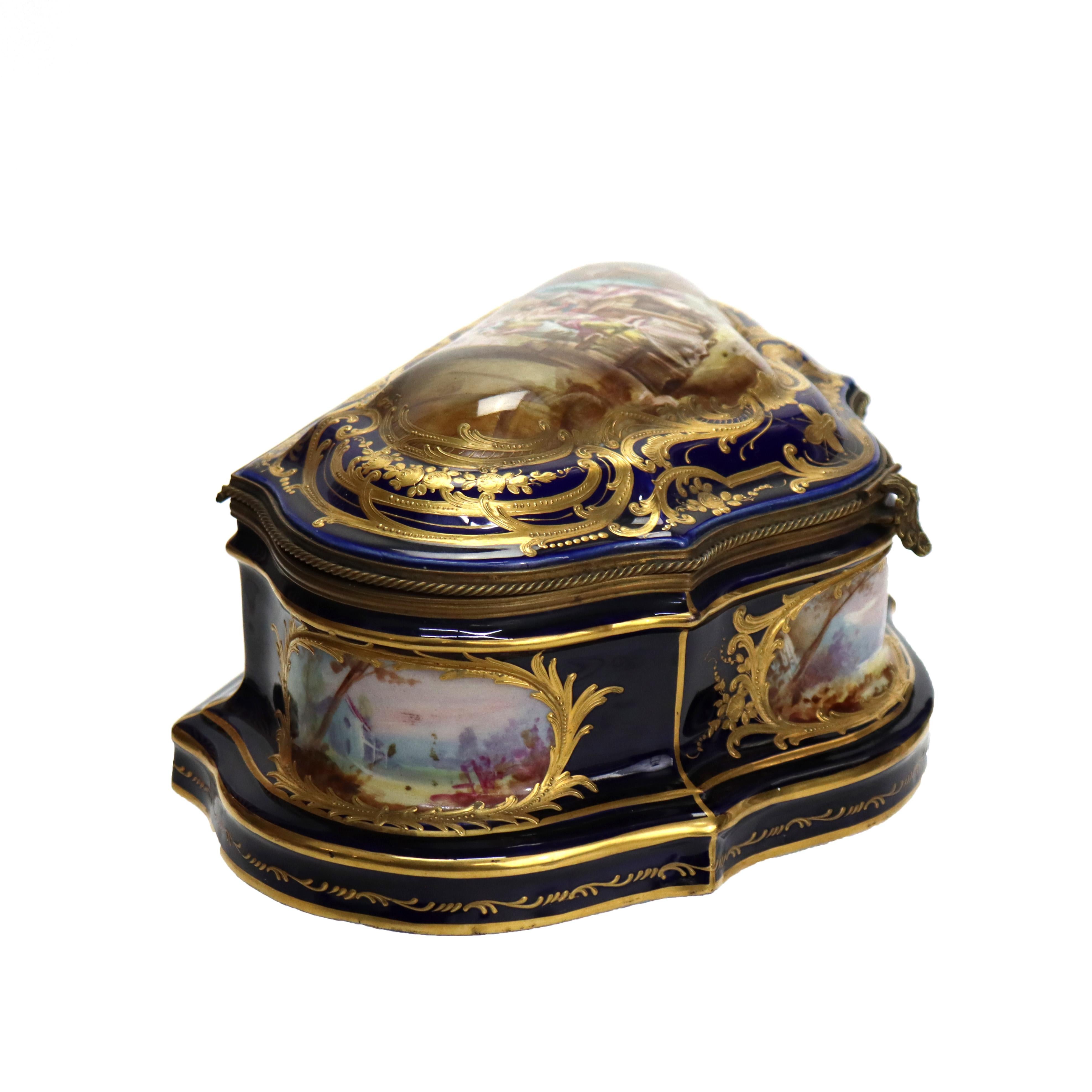 Antike Sevres-Kommodenschachtel aus vergoldetem und königsblauem Porzellan mit Genre-Szene, um 1880 im Angebot 3