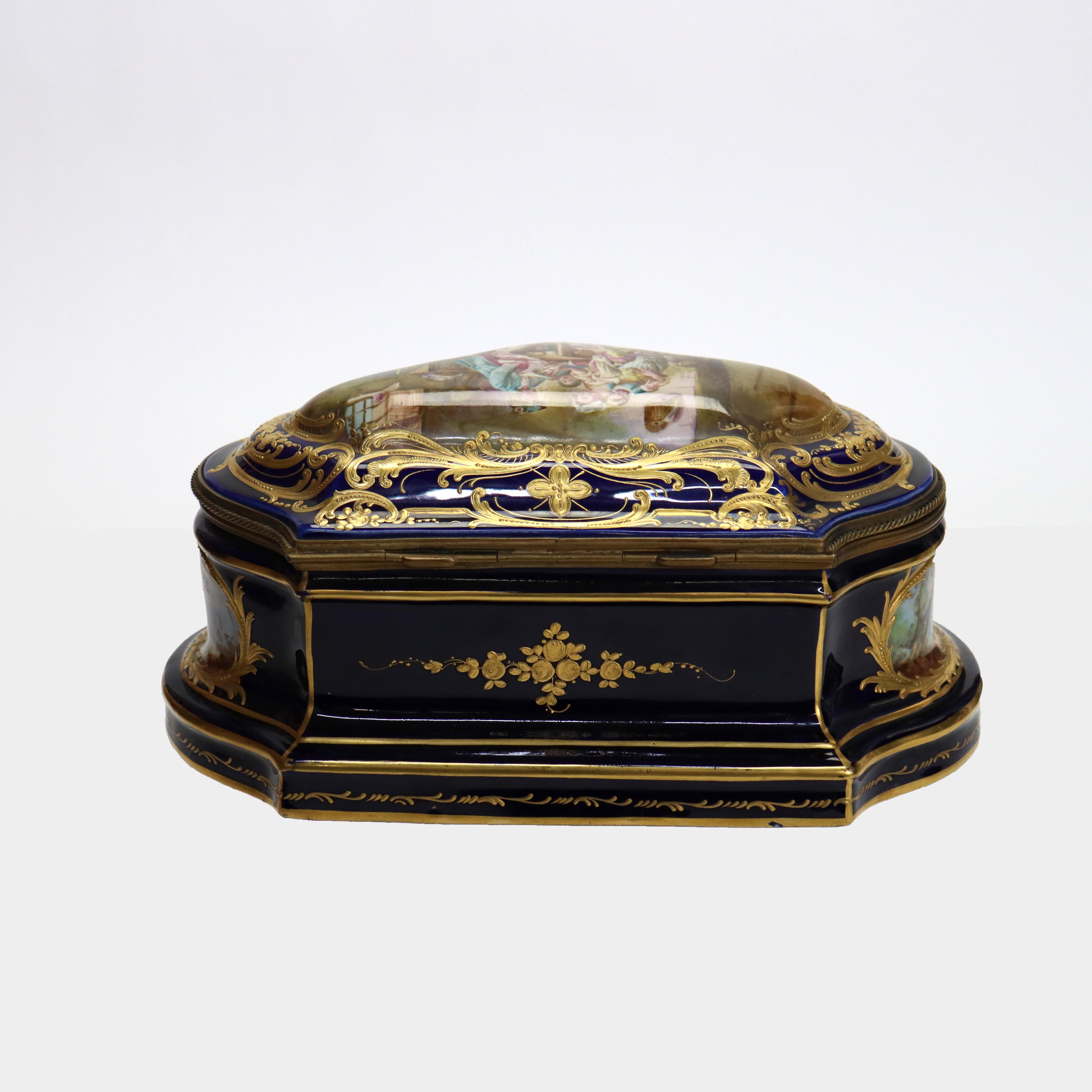 Antike Sevres-Kommodenschachtel aus vergoldetem und königsblauem Porzellan mit Genre-Szene, um 1880 im Angebot 4