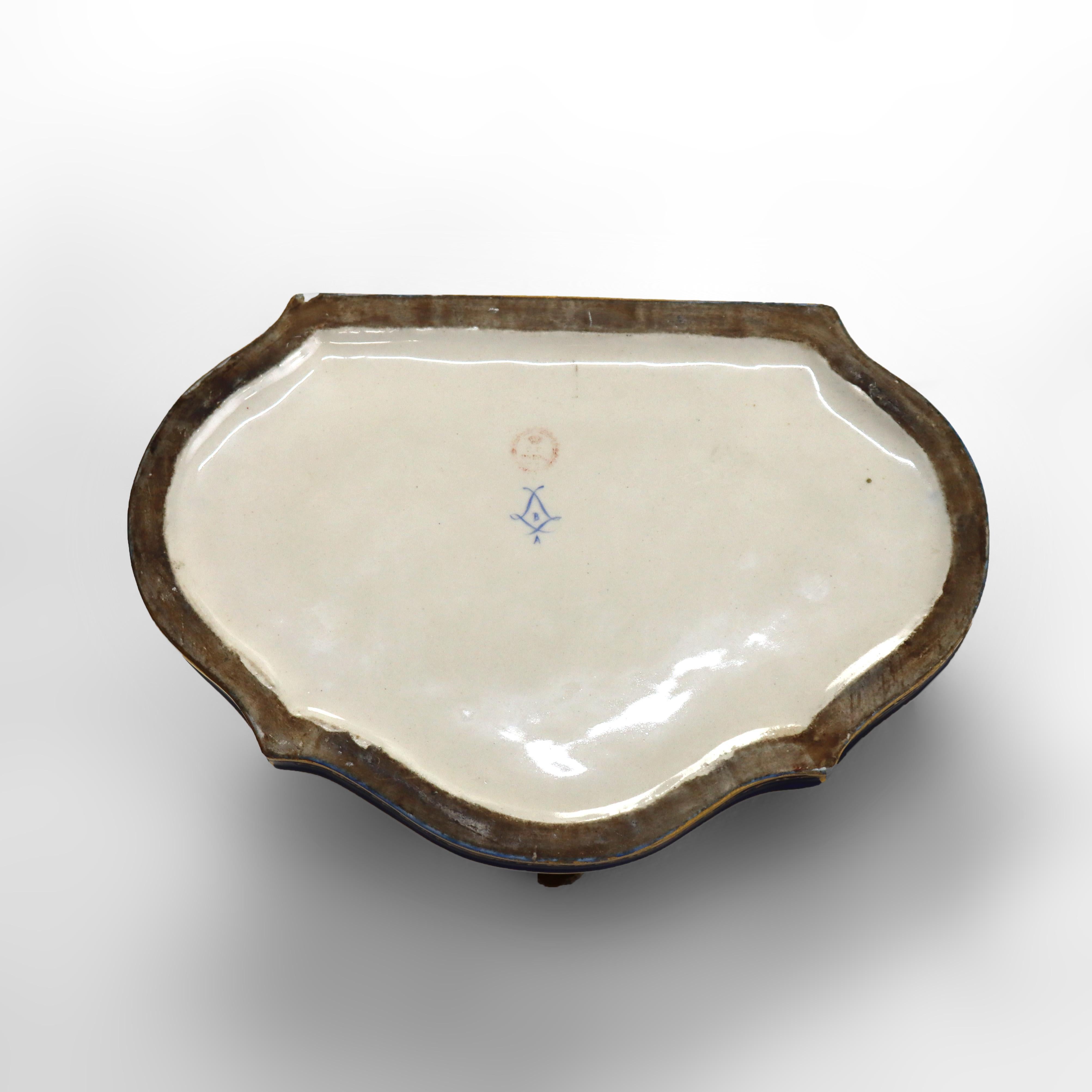 Antike Sevres-Kommodenschachtel aus vergoldetem und königsblauem Porzellan mit Genre-Szene, um 1880 im Angebot 5