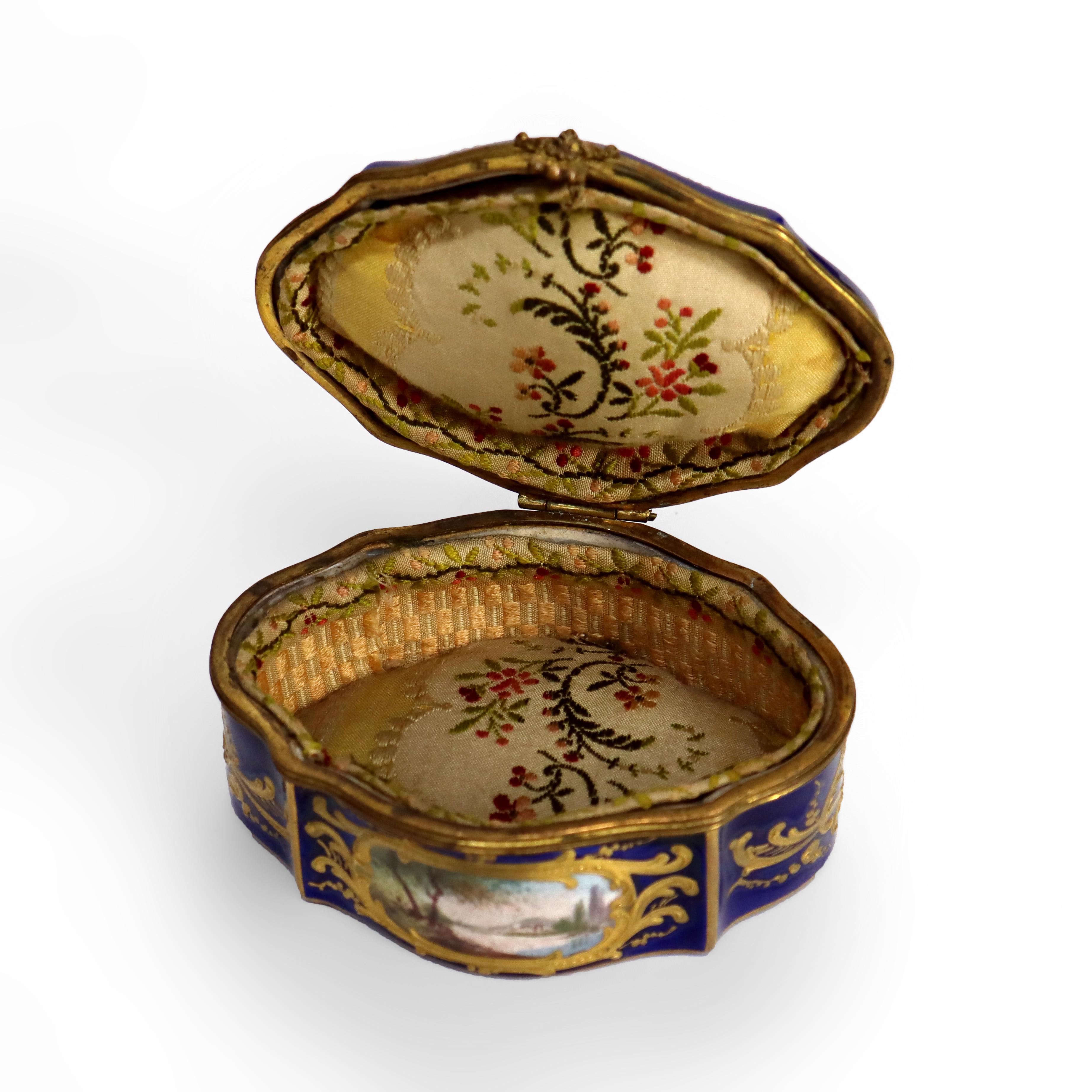 Antigua Caja de Porcelana Sevres Dorada y Azul Real con Querubines C1880 en Bueno estado para la venta en Big Flats, NY