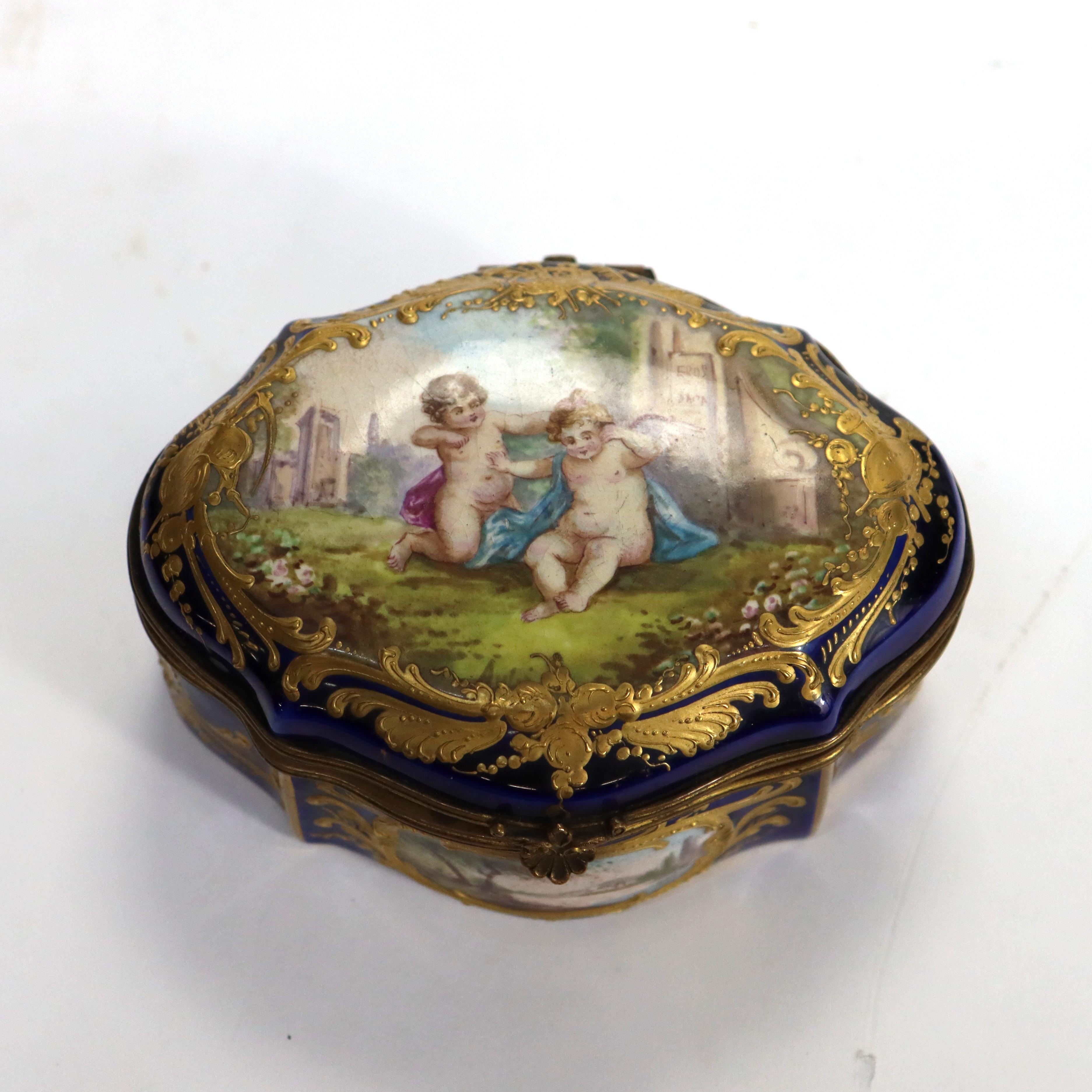 Antigua Caja de Porcelana Sevres Dorada y Azul Real con Querubines C1880 siglo XIX en venta