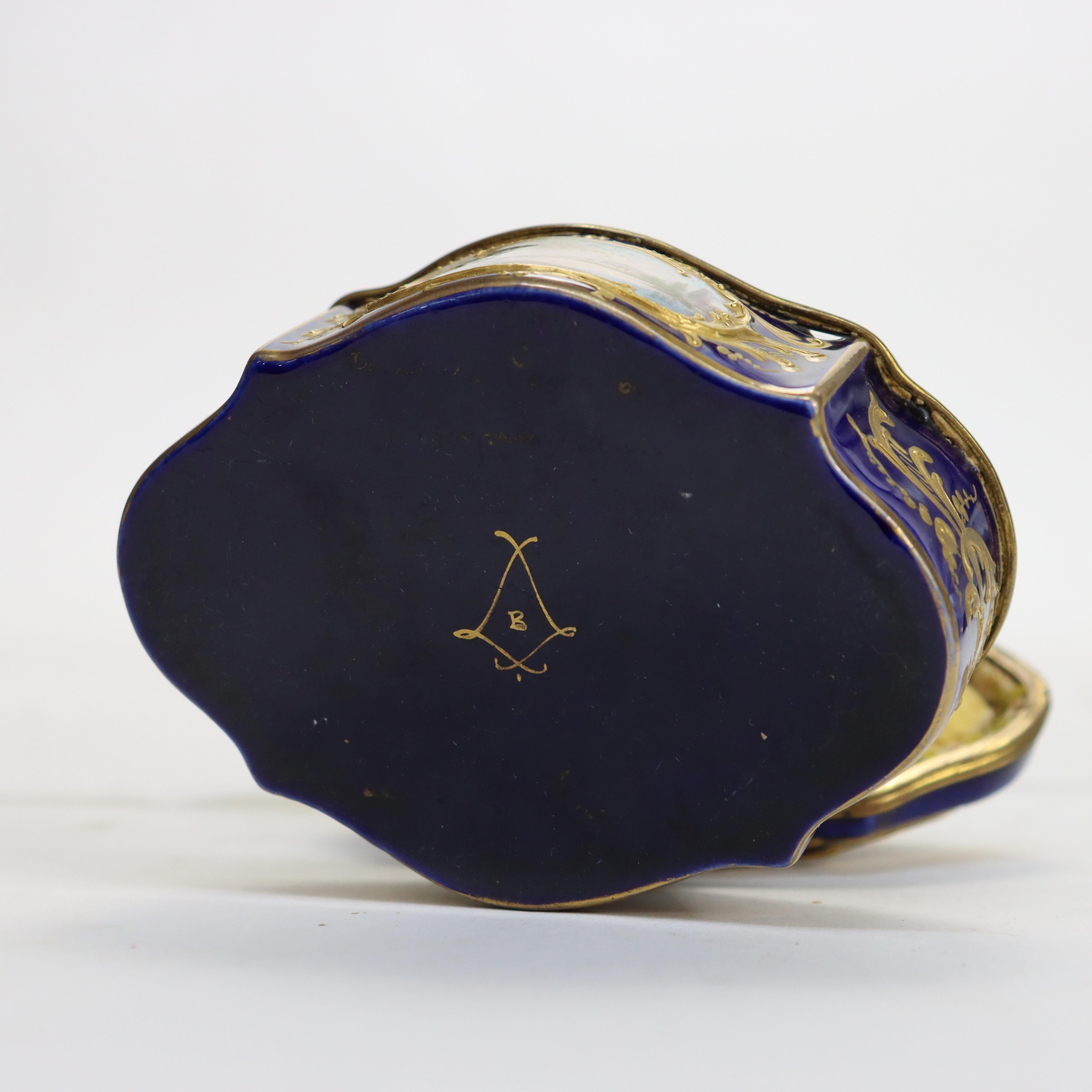 Antigua Caja de Porcelana Sevres Dorada y Azul Real con Querubines C1880 en venta 1