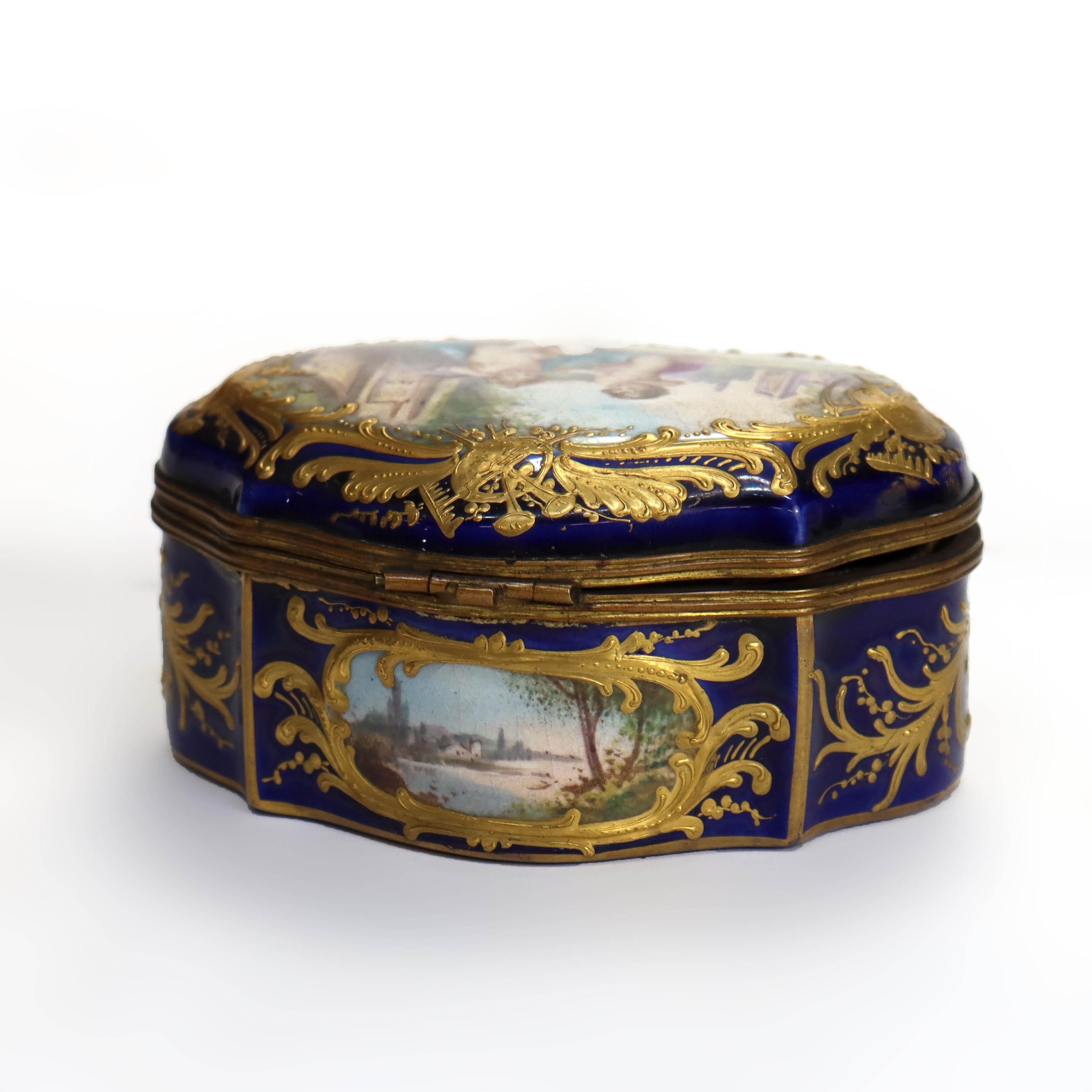 Antigua Caja de Porcelana Sevres Dorada y Azul Real con Querubines C1880 en venta 2
