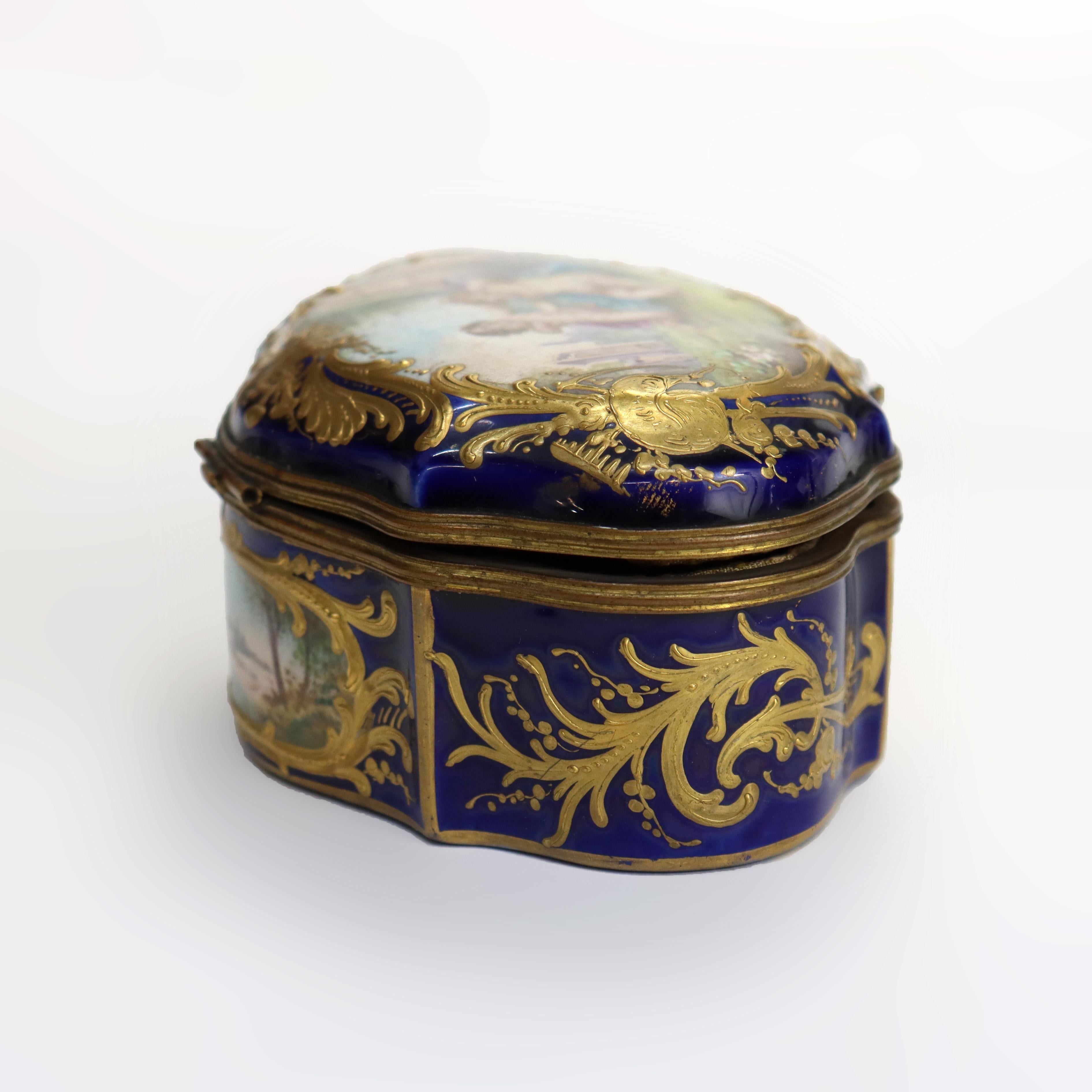 Antigua Caja de Porcelana Sevres Dorada y Azul Real con Querubines C1880 en venta 3