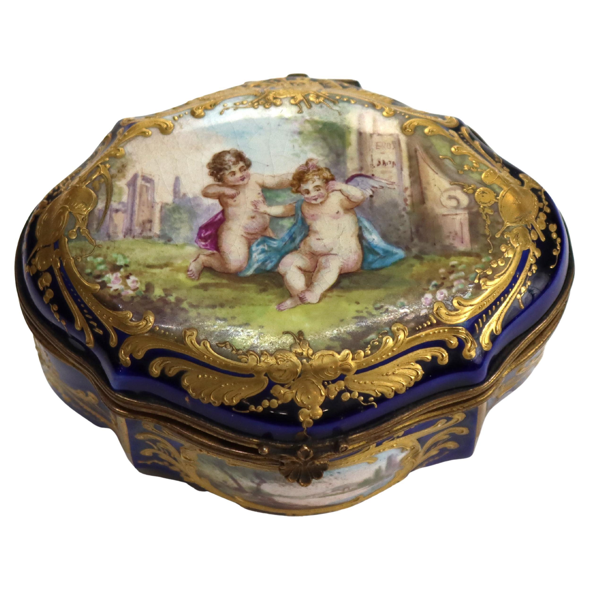 Antigua Caja de Porcelana Sevres Dorada y Azul Real con Querubines C1880