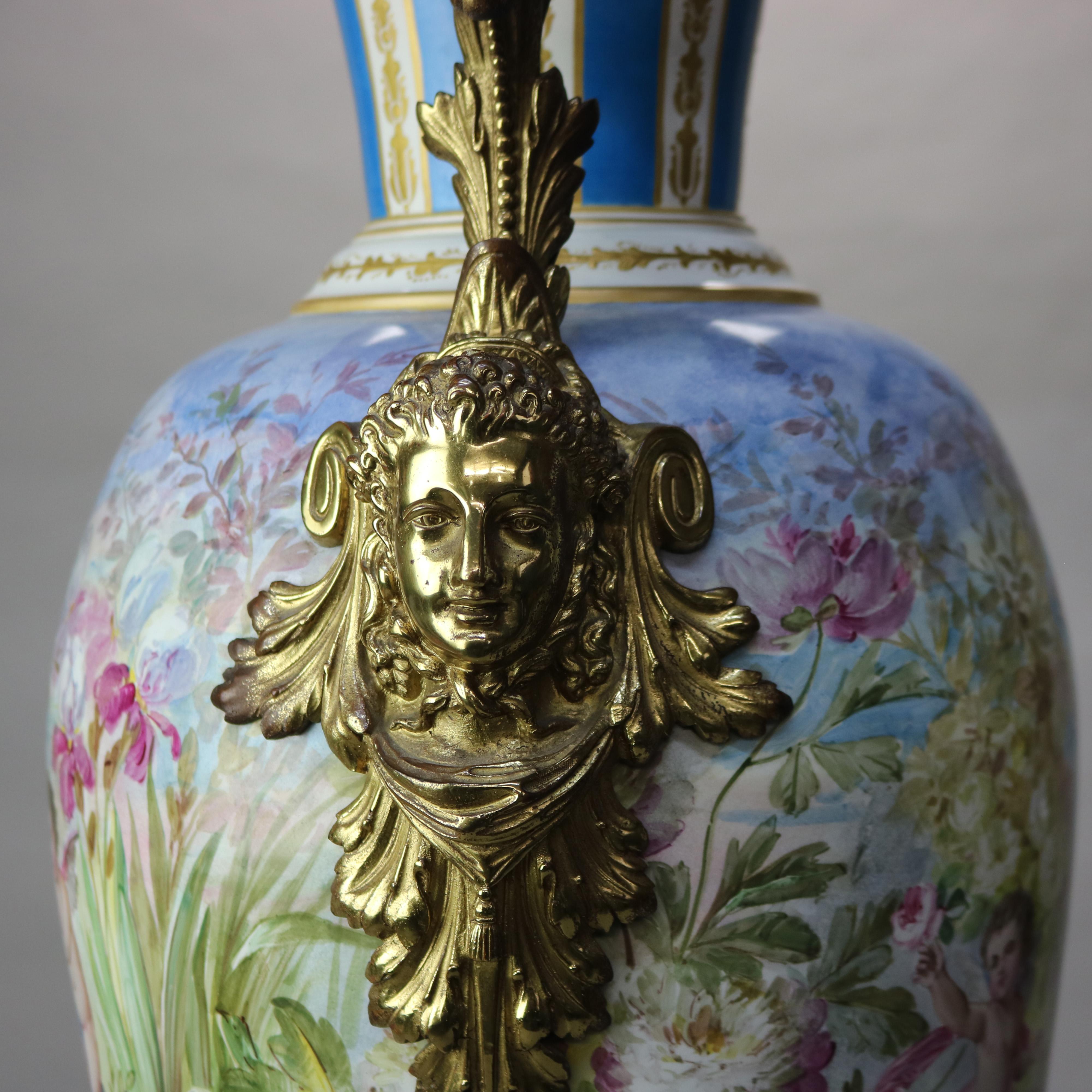 Antike Bodenurne aus handbemalter und vergoldetem Porzellan im Louis XIV.-Stil von Sevres, um 1890 im Angebot 6