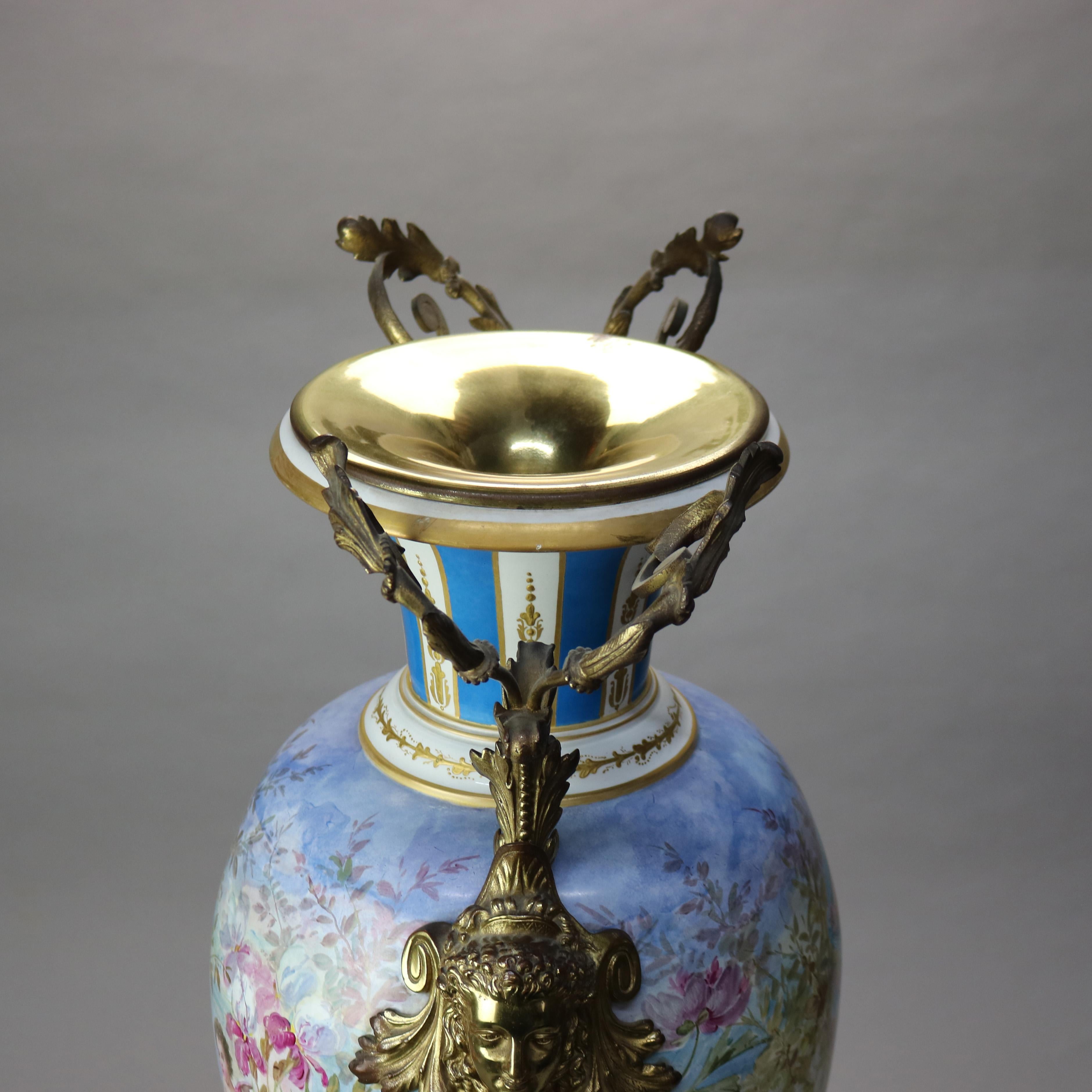 Antike Bodenurne aus handbemalter und vergoldetem Porzellan im Louis XIV.-Stil von Sevres, um 1890 im Angebot 7