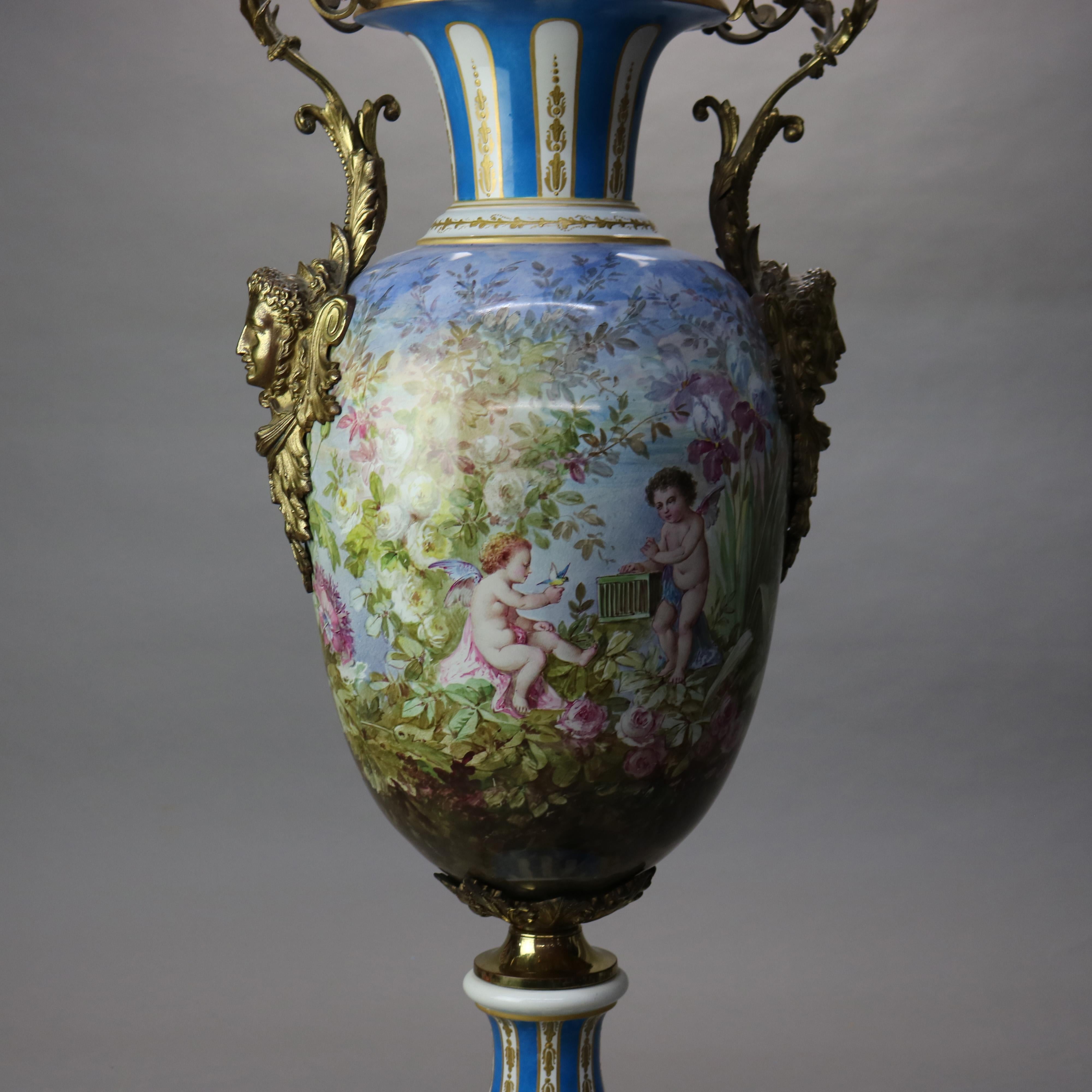 Antike Bodenurne aus handbemalter und vergoldetem Porzellan im Louis XIV.-Stil von Sevres, um 1890 im Angebot 9