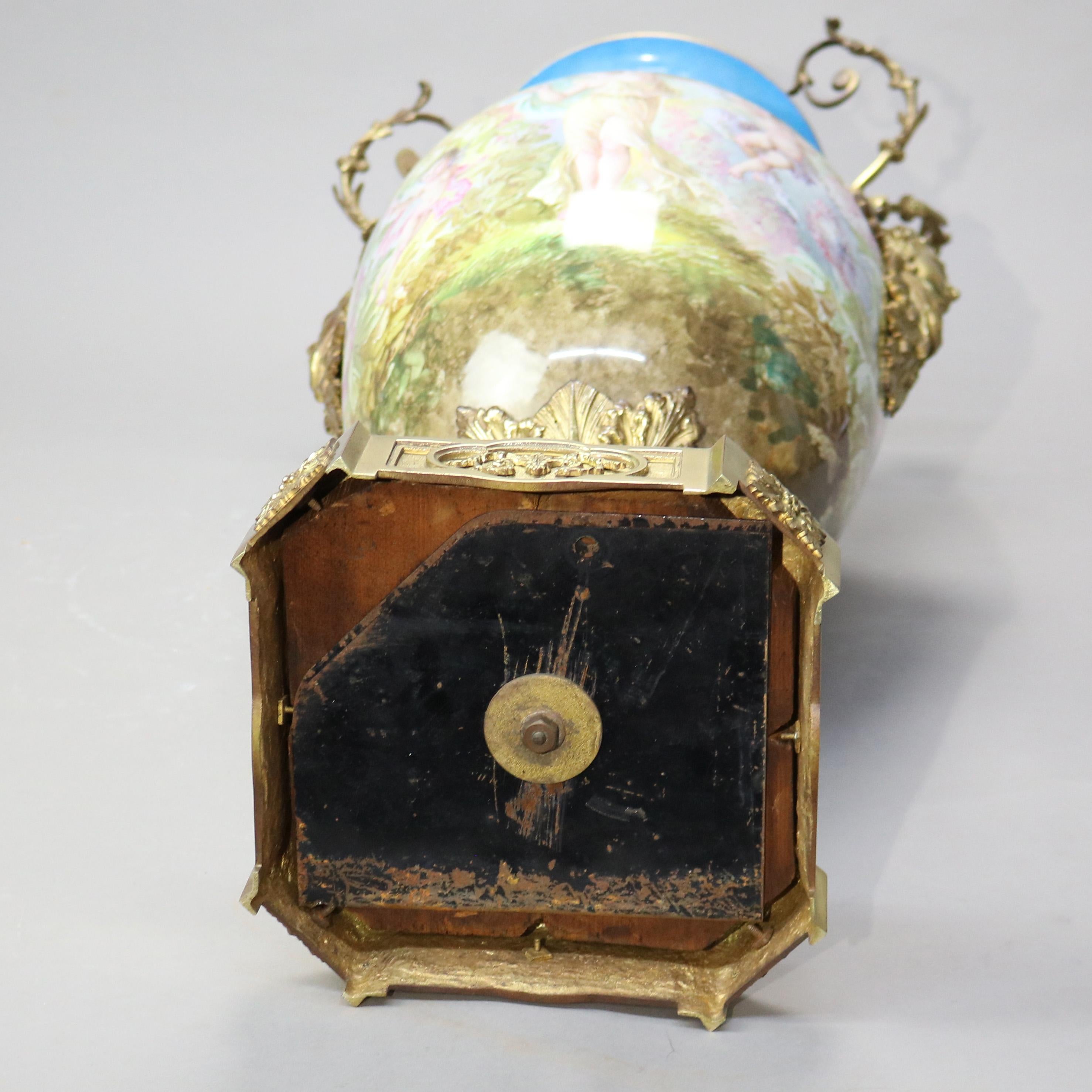 Antike Bodenurne aus handbemalter und vergoldetem Porzellan im Louis XIV.-Stil von Sevres, um 1890 im Angebot 10