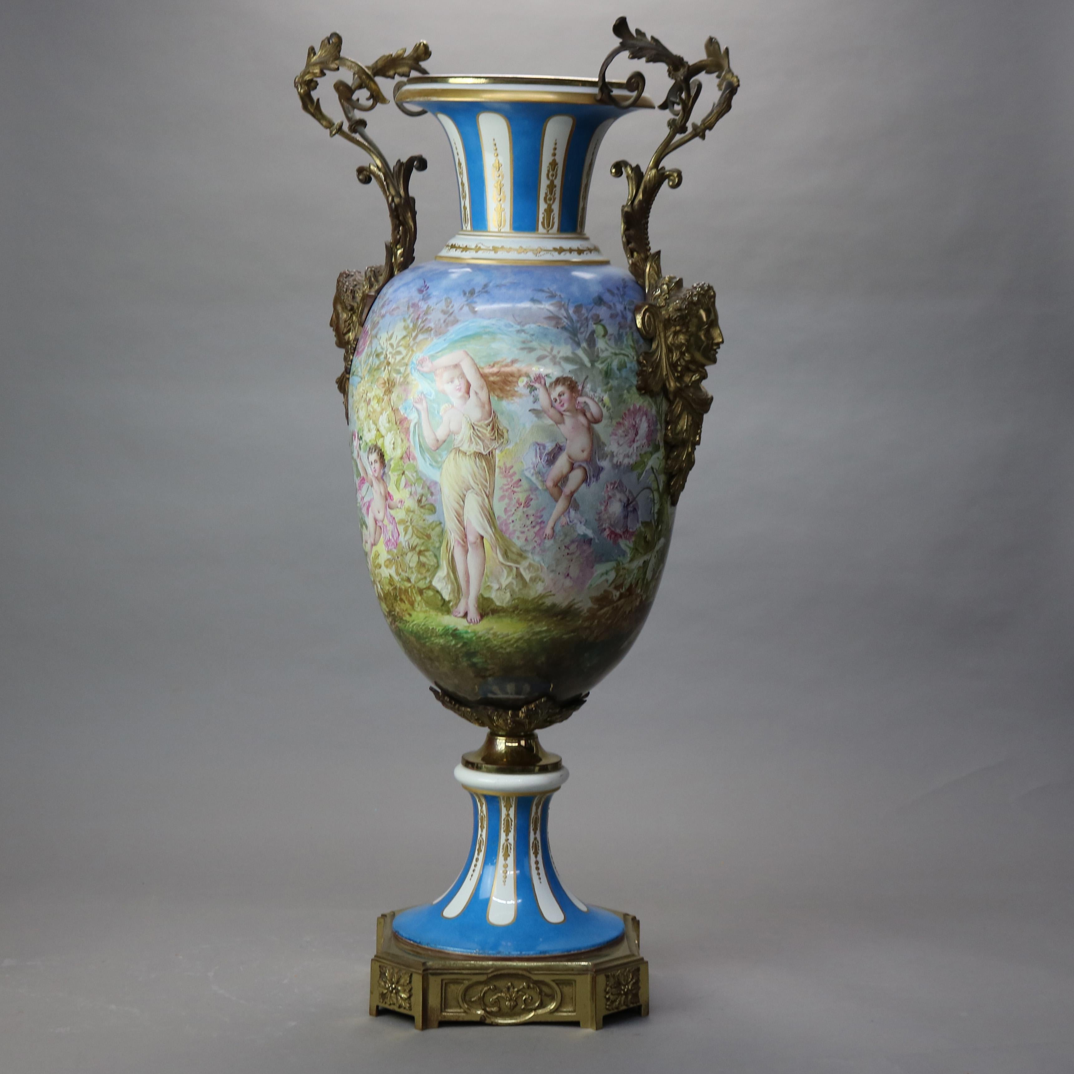 Antike Sèvres Louis XIV Stil Hand gemalt & vergoldet Porzellan Boden Urne mit Cherub Szene und figuralen Ormolu C1880

Maße - 35 1/4