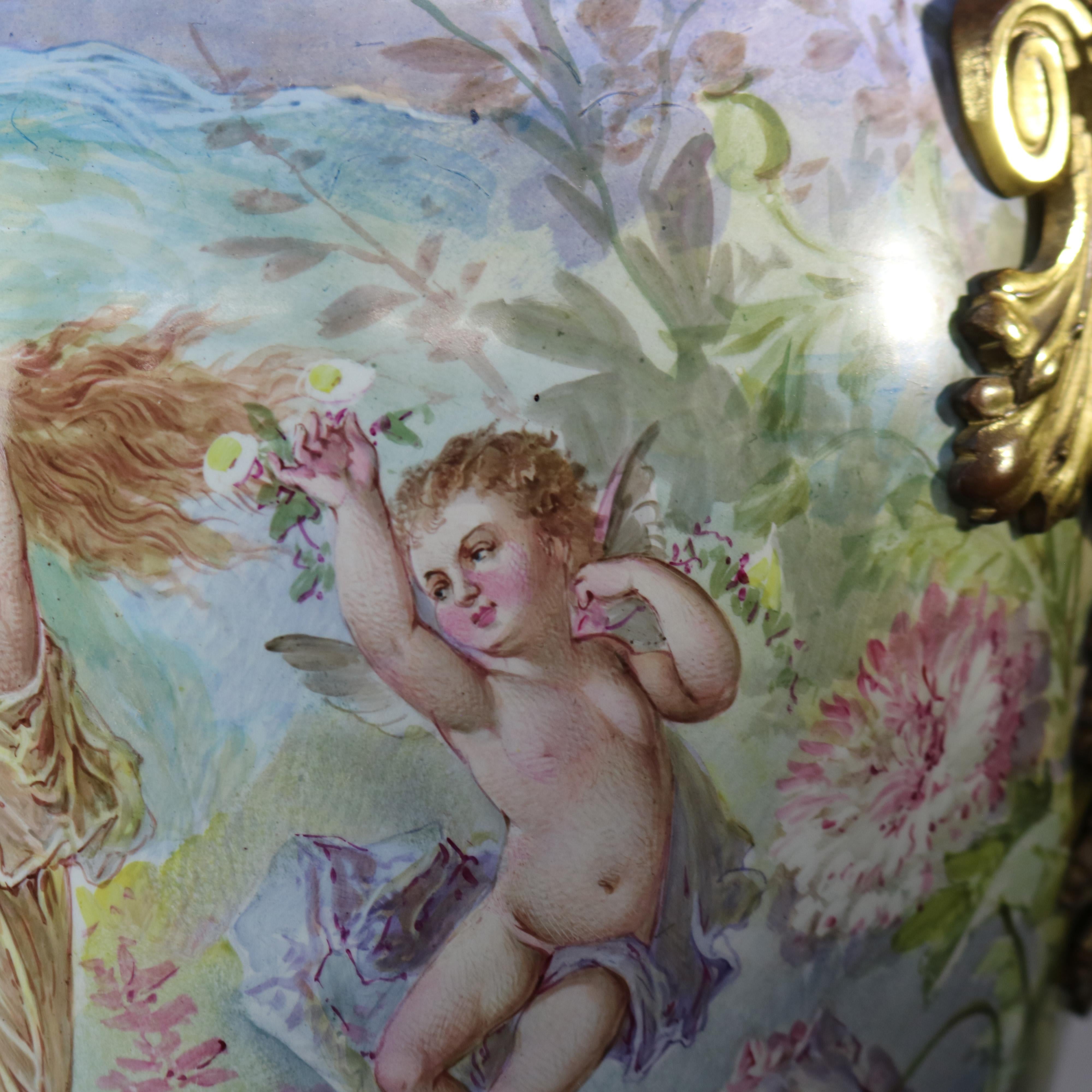 Antike Bodenurne aus handbemalter und vergoldetem Porzellan im Louis XIV.-Stil von Sevres, um 1890 (19. Jahrhundert) im Angebot