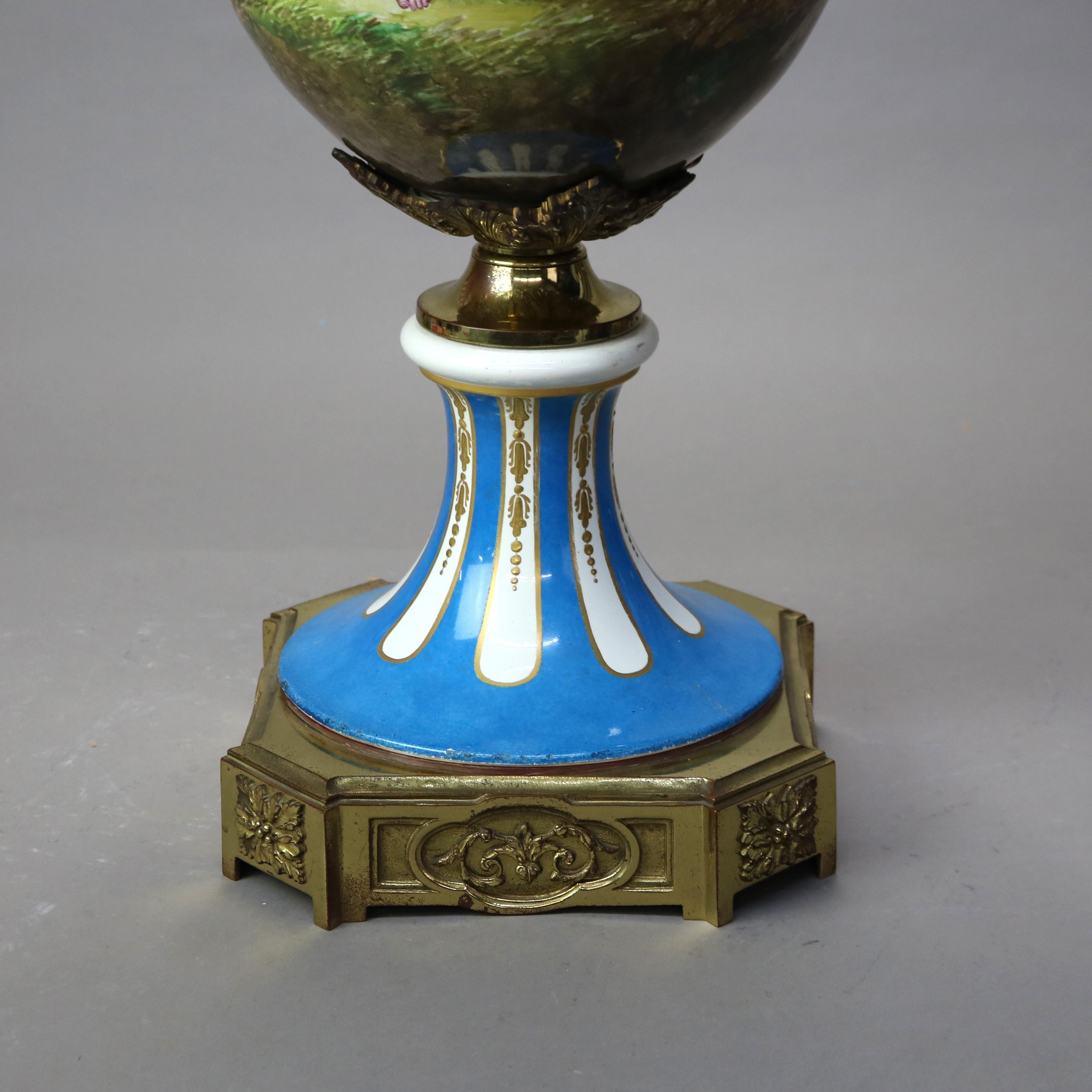 Antike Bodenurne aus handbemalter und vergoldetem Porzellan im Louis XIV.-Stil von Sevres, um 1890 im Angebot 3