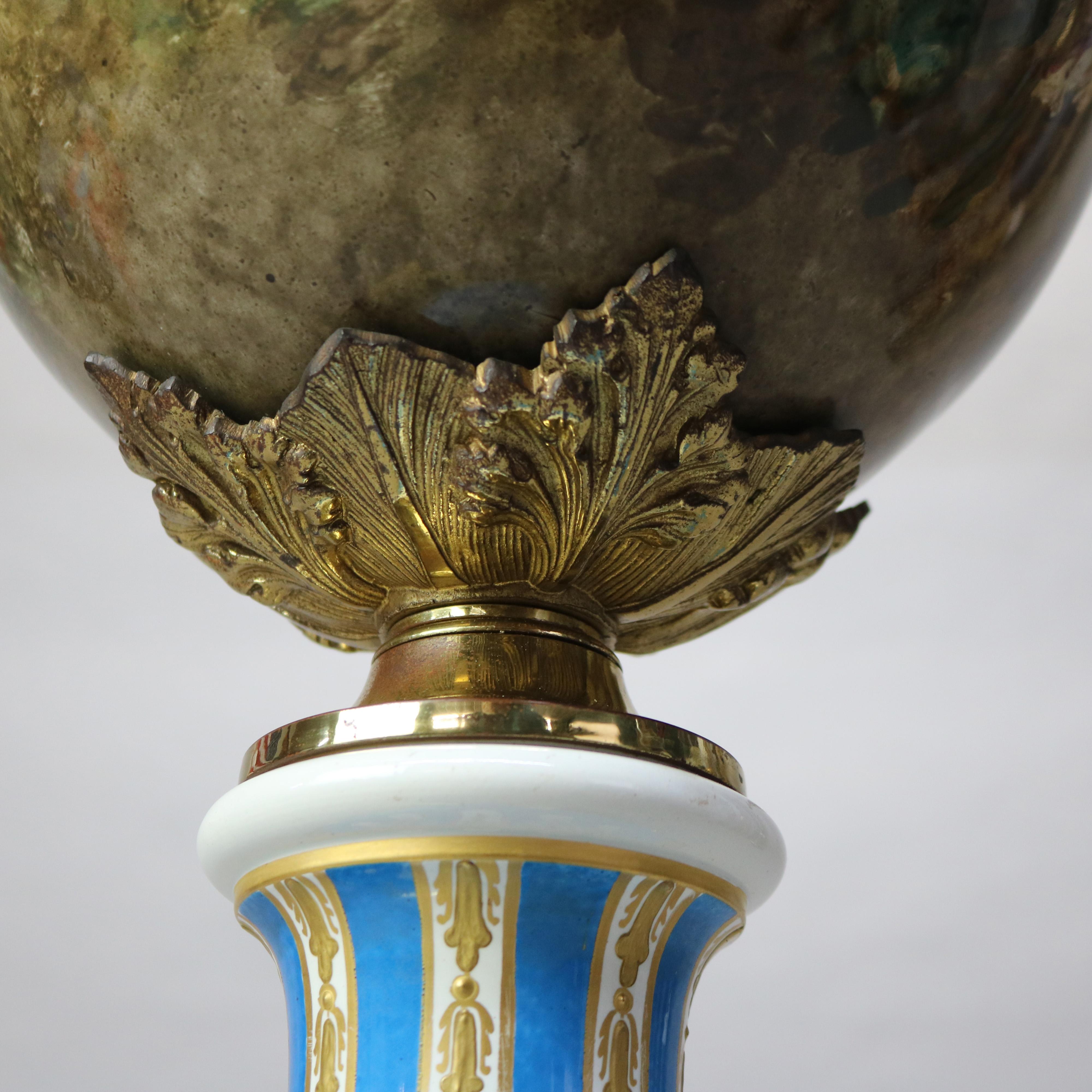Antike Bodenurne aus handbemalter und vergoldetem Porzellan im Louis XIV.-Stil von Sevres, um 1890 im Angebot 4