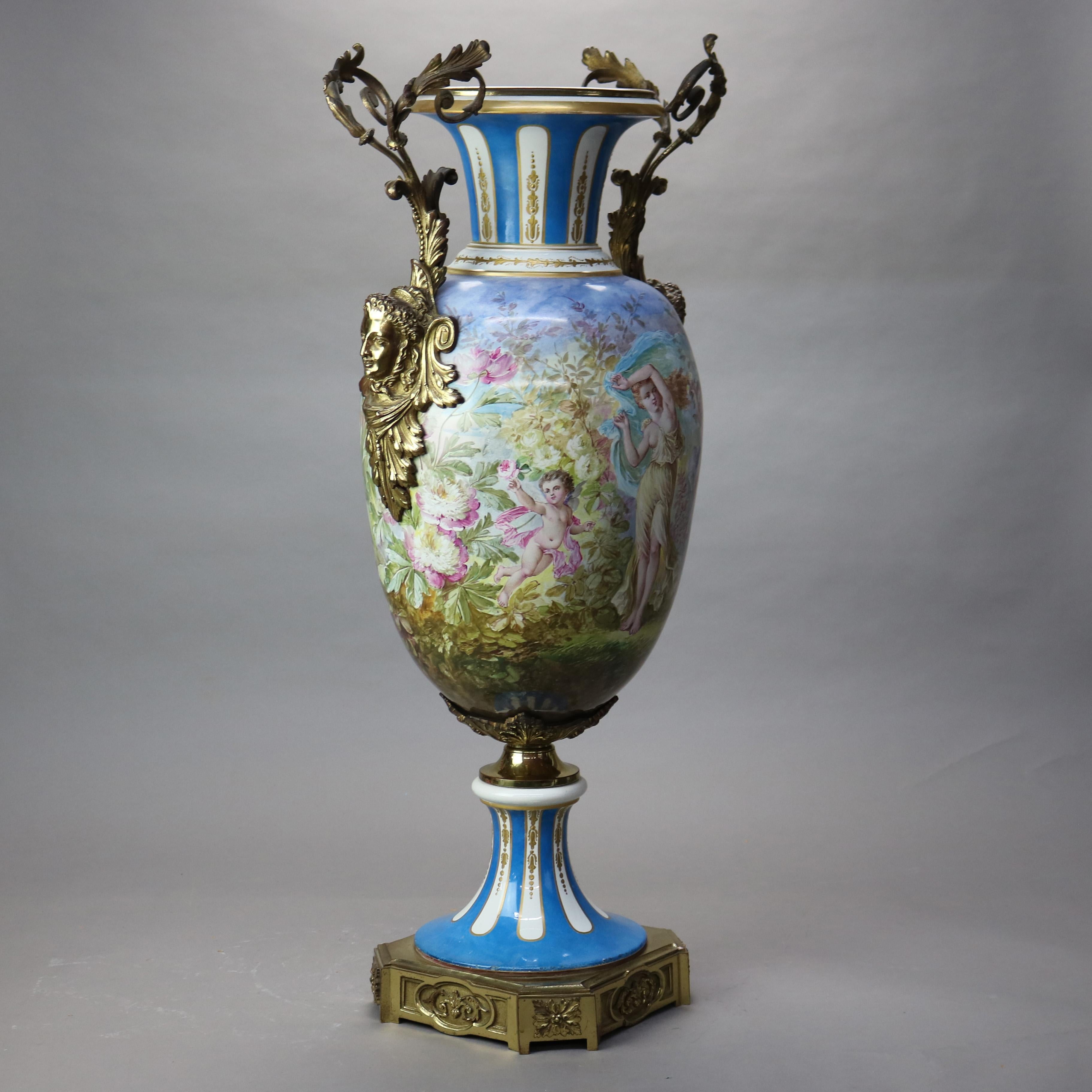 Antike Bodenurne aus handbemalter und vergoldetem Porzellan im Louis XIV.-Stil von Sevres, um 1890 im Angebot 5