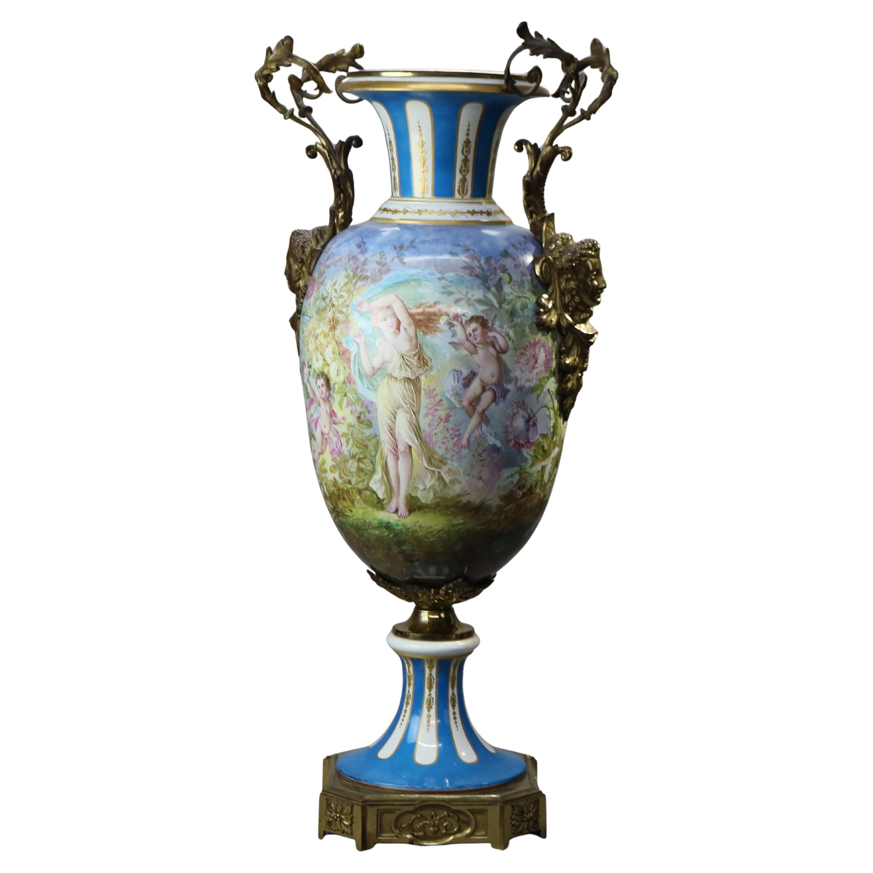 Antike Bodenurne aus handbemalter und vergoldetem Porzellan im Louis XIV.-Stil von Sevres, um 1890