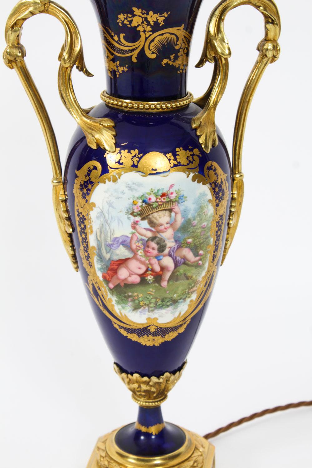 Ancienne lampe de table en porcelaine de Sèvres bleue, dorée et orfévrée 19ème siècle en vente 3