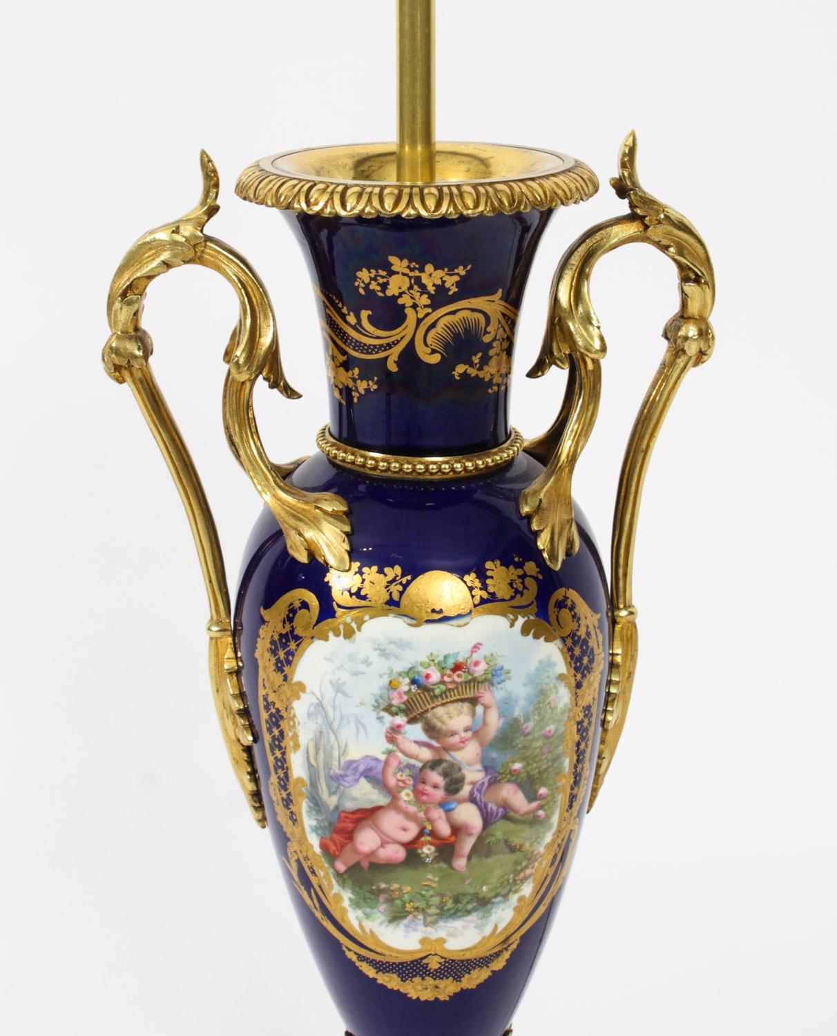 Ancienne lampe de table en porcelaine de Sèvres bleue, dorée et orfévrée 19ème siècle en vente 4