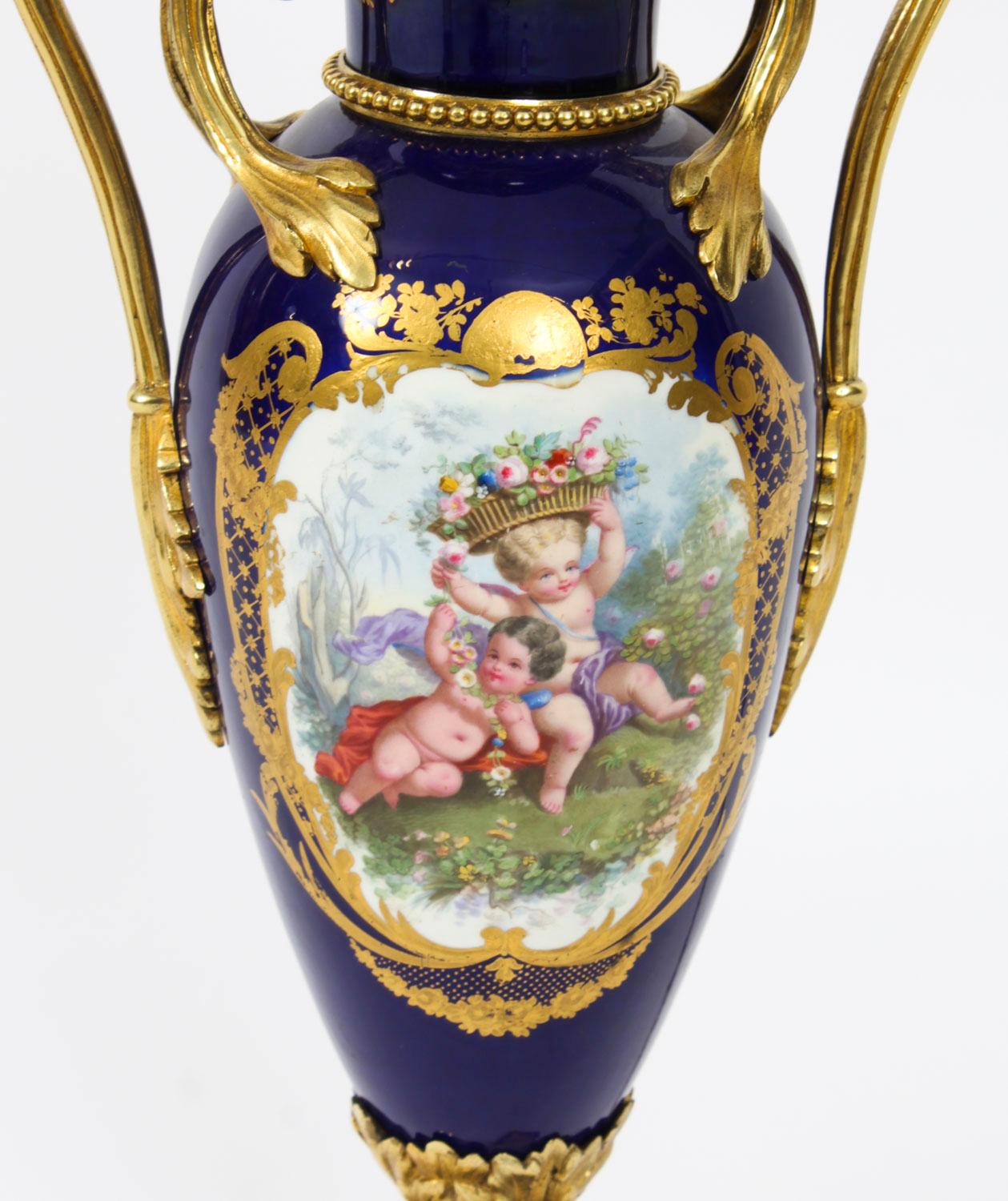Ancienne lampe de table en porcelaine de Sèvres bleue, dorée et orfévrée 19ème siècle en vente 5