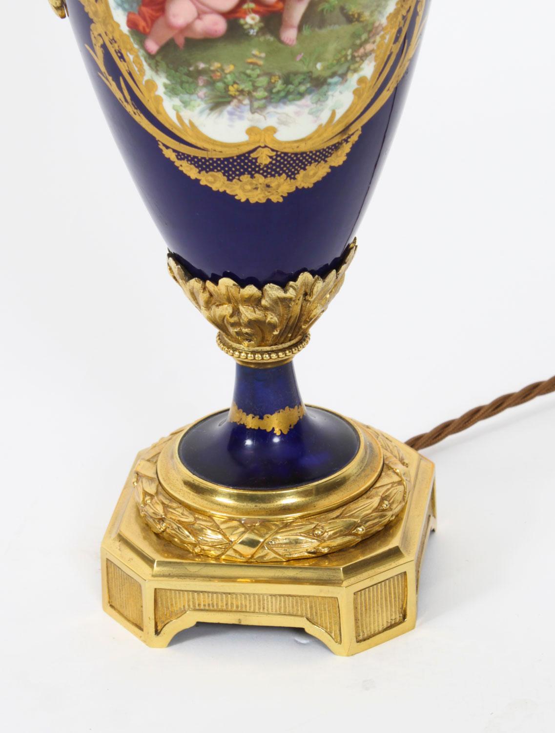 Ancienne lampe de table en porcelaine de Sèvres bleue, dorée et orfévrée 19ème siècle en vente 7