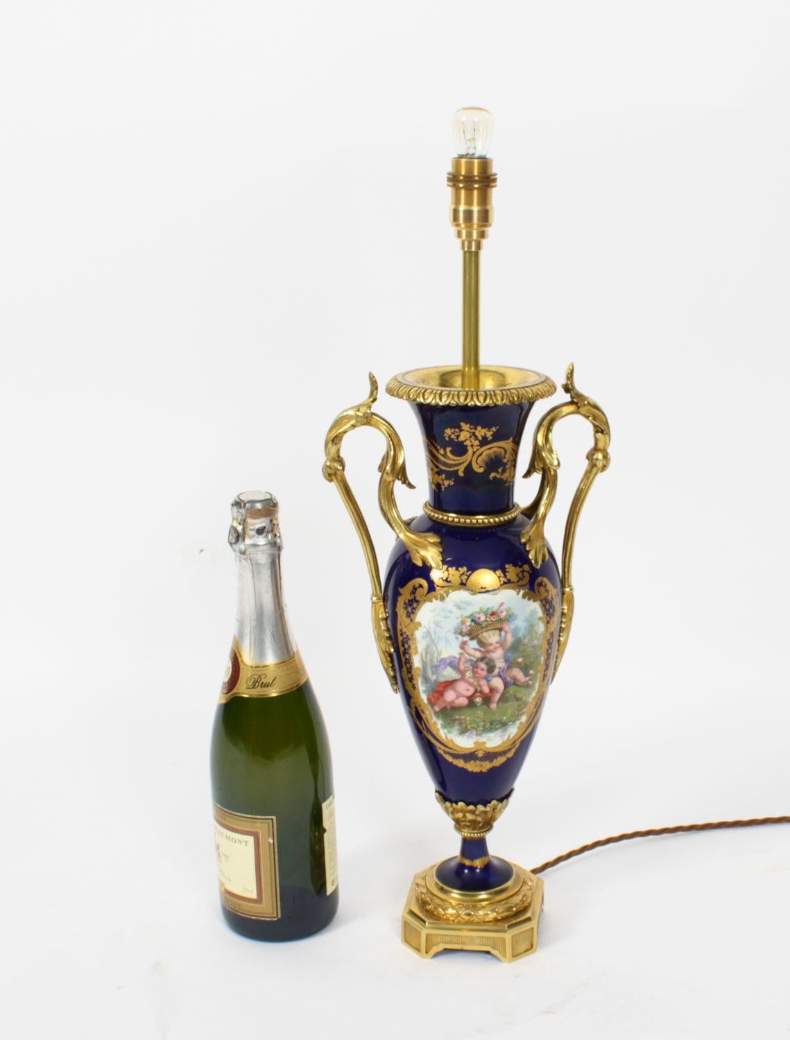 Ancienne lampe de table en porcelaine de Sèvres bleue, dorée et orfévrée 19ème siècle en vente 8