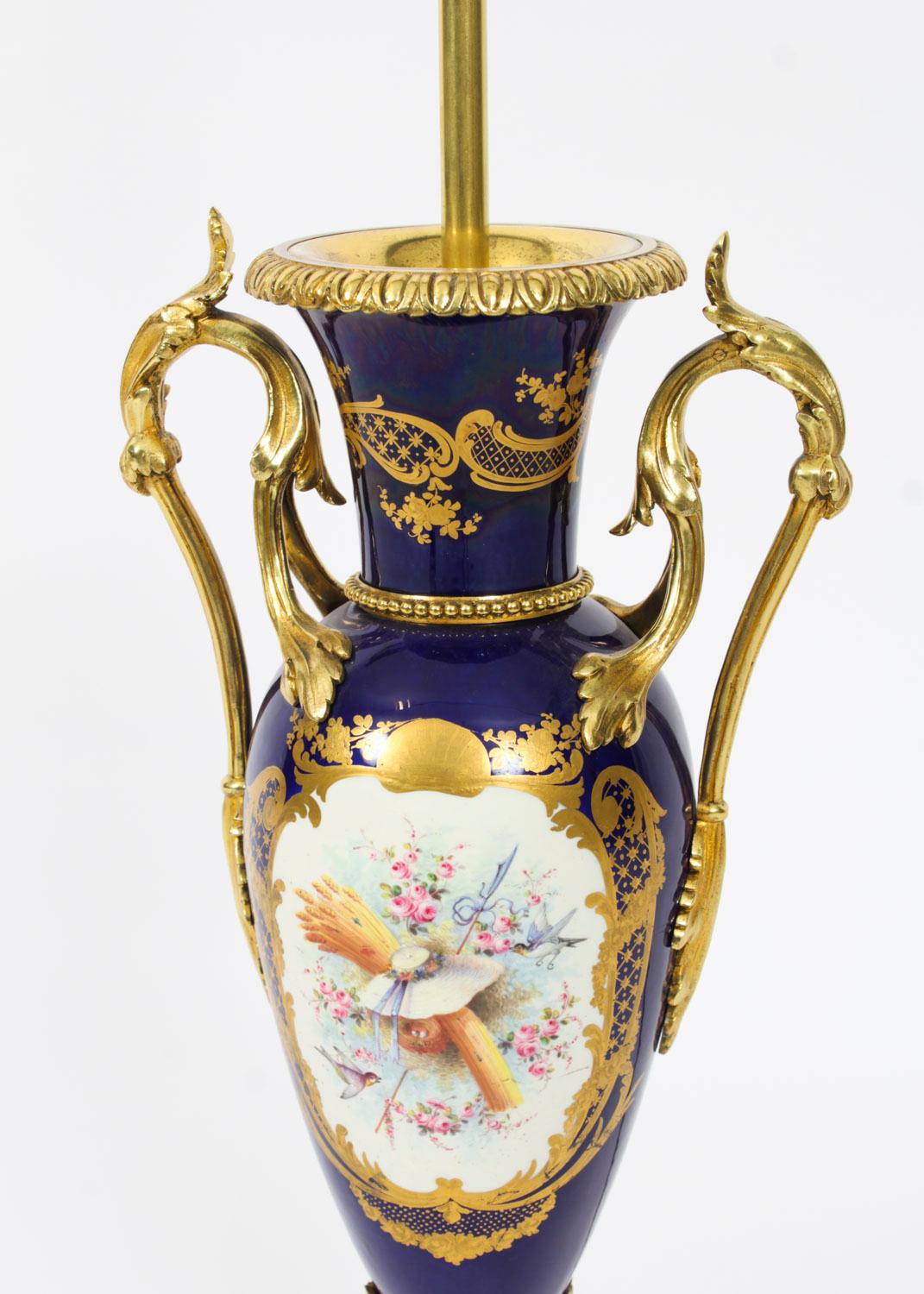 Français Ancienne lampe de table en porcelaine de Sèvres bleue, dorée et orfévrée 19ème siècle en vente