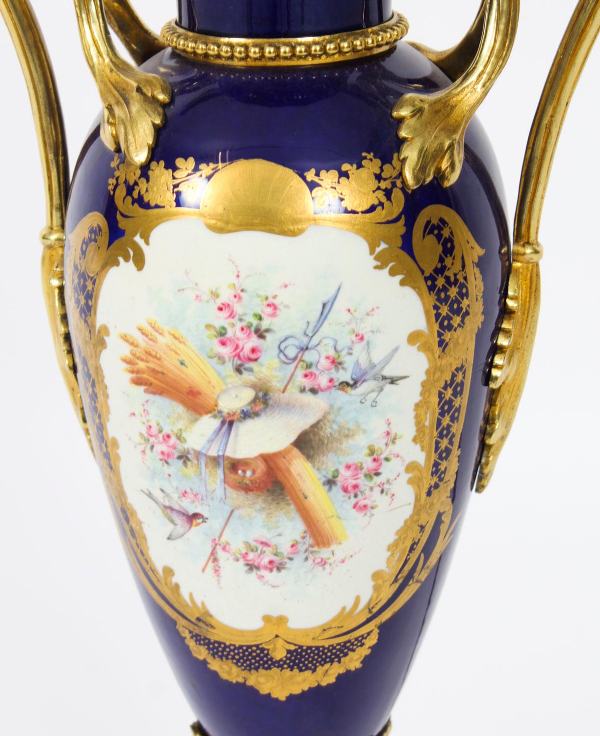 Peint à la main Ancienne lampe de table en porcelaine de Sèvres bleue, dorée et orfévrée 19ème siècle en vente