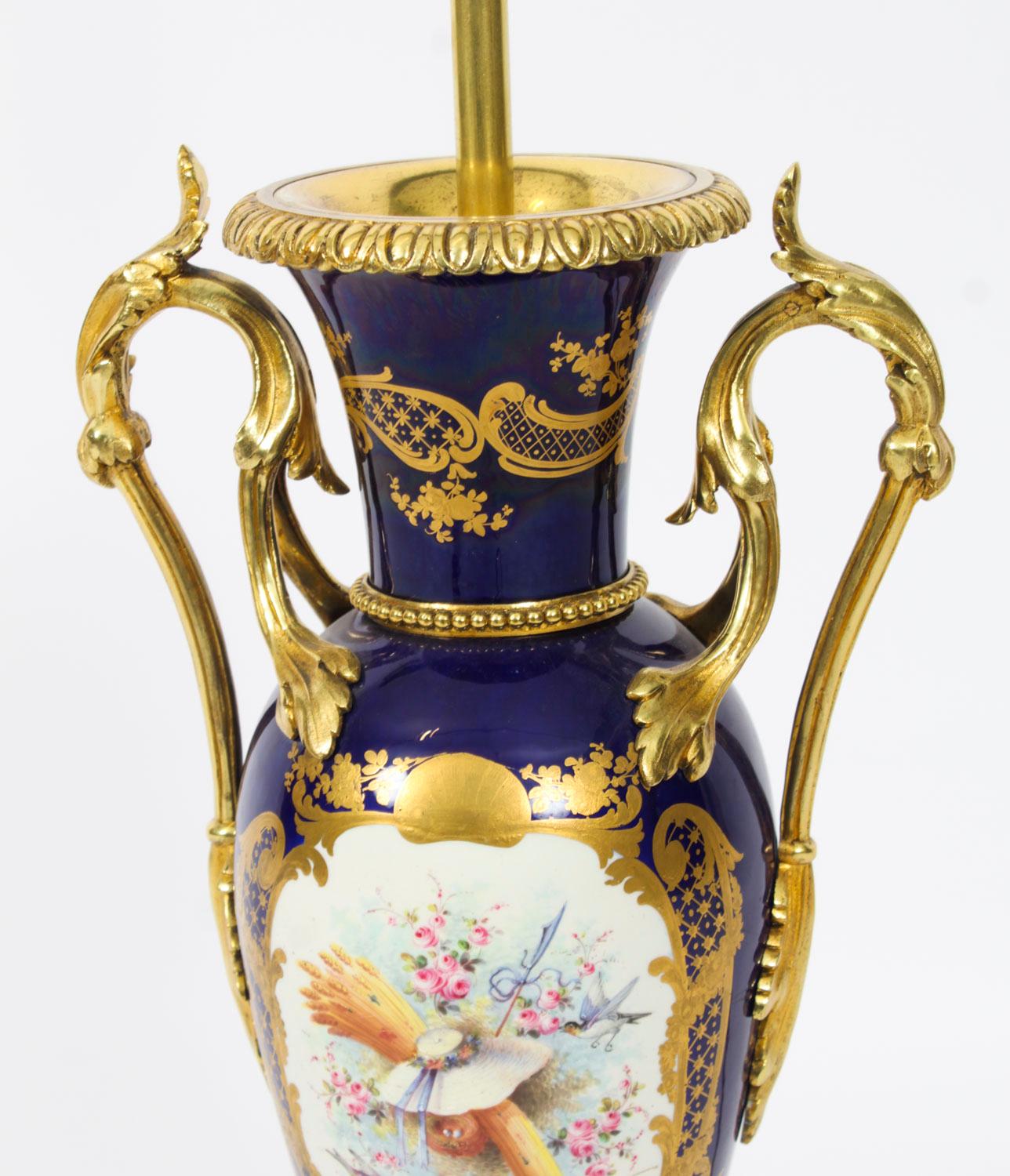 Ancienne lampe de table en porcelaine de Sèvres bleue, dorée et orfévrée 19ème siècle Bon état - En vente à London, GB
