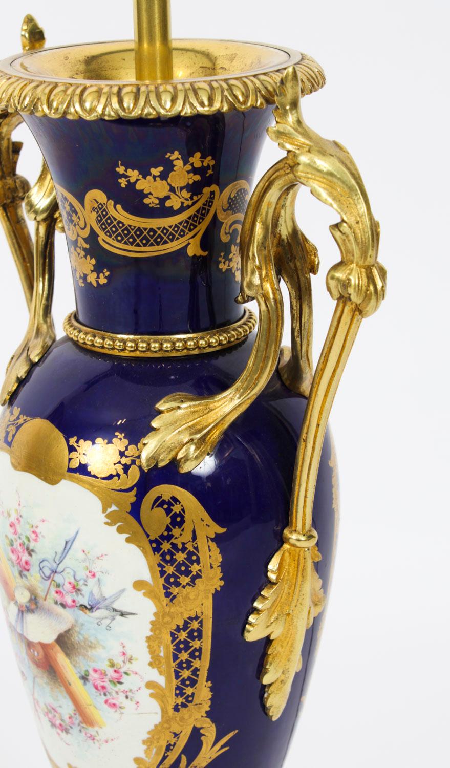 XIXe siècle Ancienne lampe de table en porcelaine de Sèvres bleue, dorée et orfévrée 19ème siècle en vente
