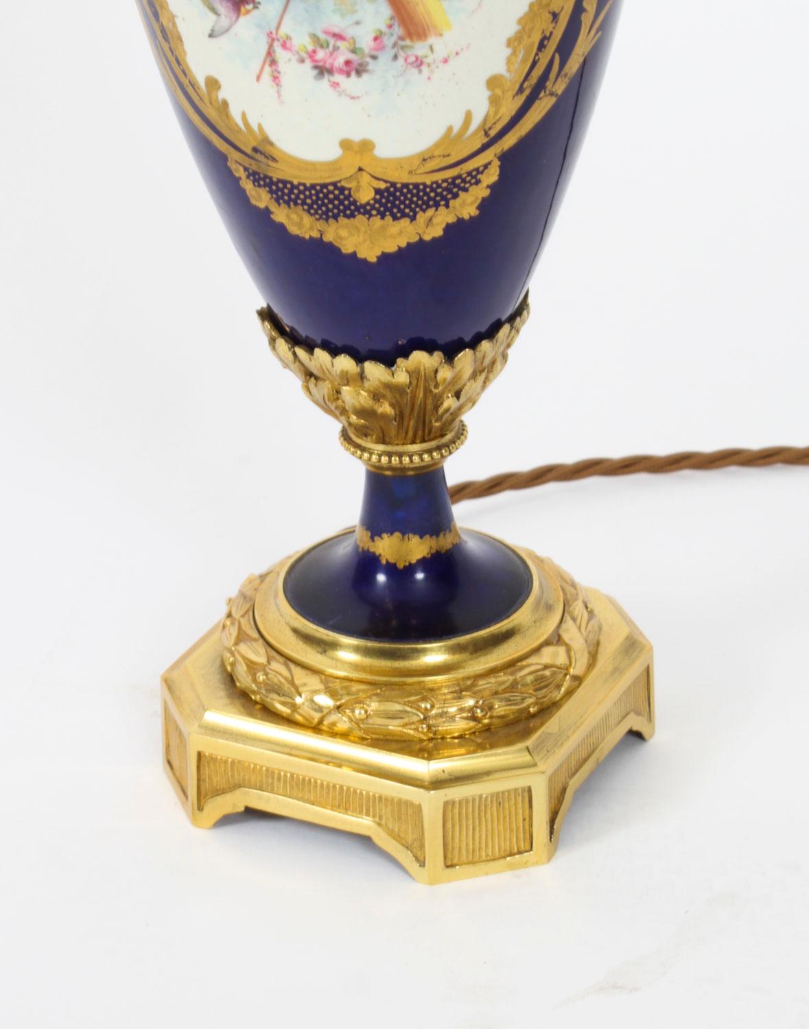 Porcelaine Ancienne lampe de table en porcelaine de Sèvres bleue, dorée et orfévrée 19ème siècle en vente